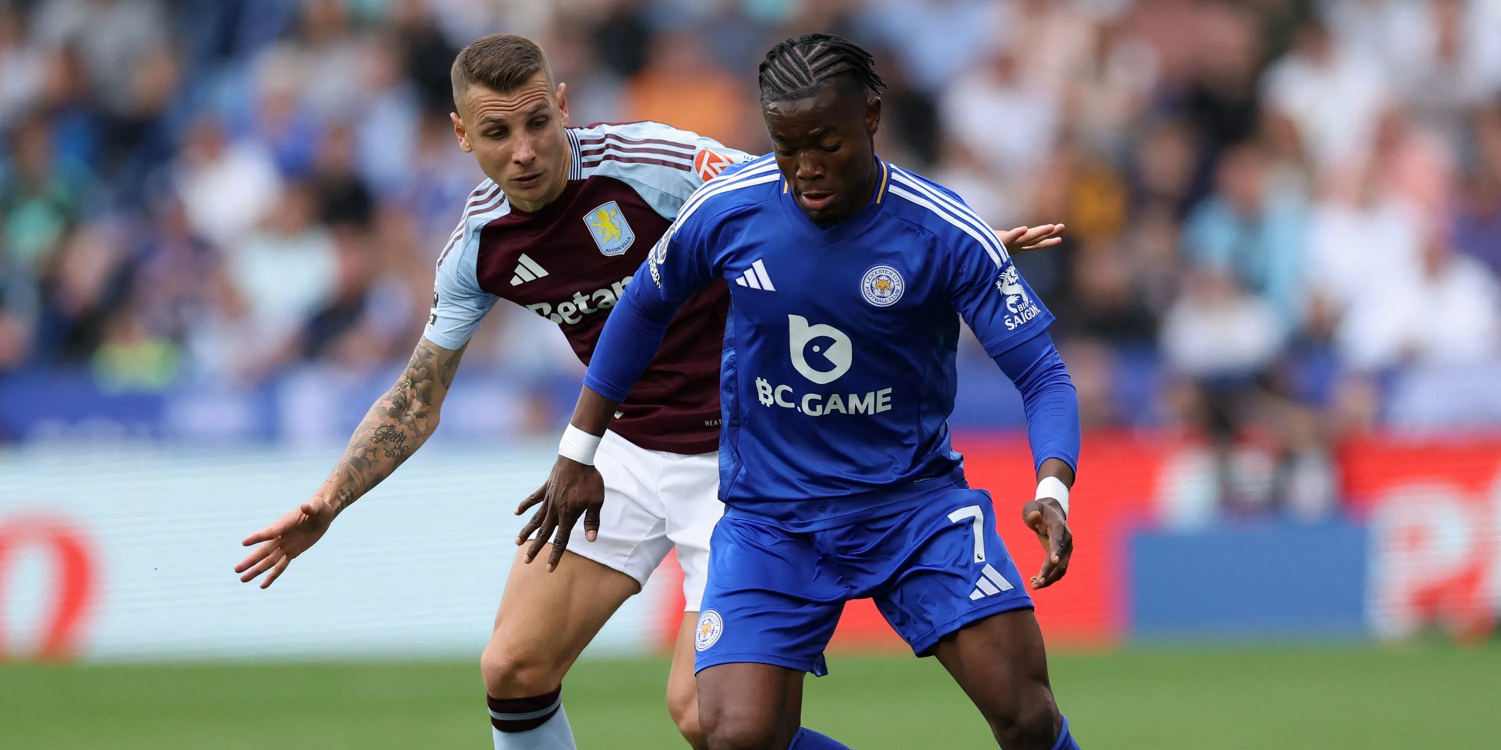 Cầu thủ chạy cánh Abdul Fatawu của Leicester City