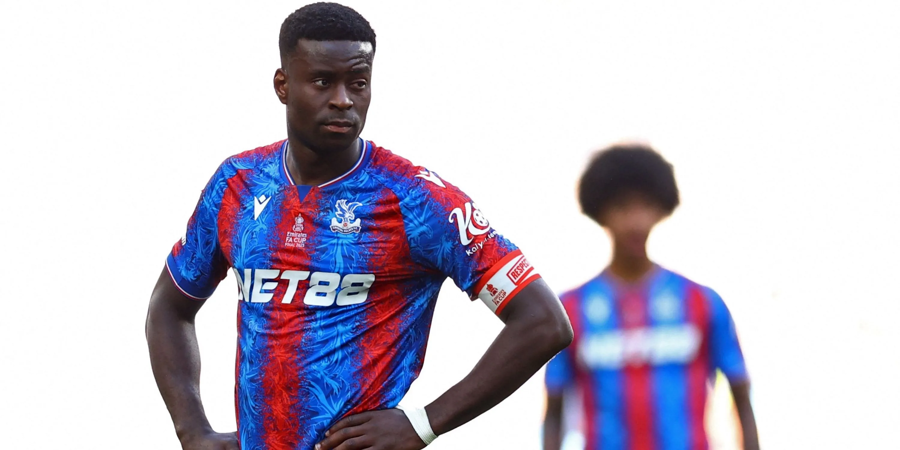 Cầu thủ Marc Guehi của Crystal Palace thi đấu trên sân