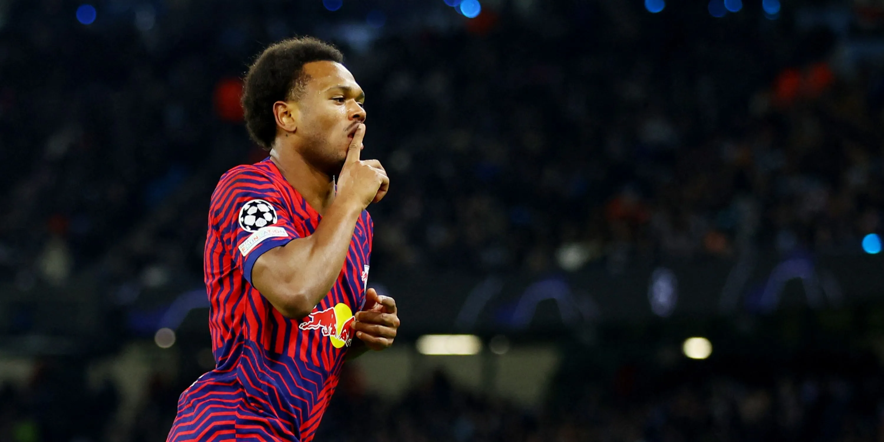 Chân sút Lois Openda trên sân cỏ Bundesliga, từng là mục tiêu chuyển nhượng của Aston Villa