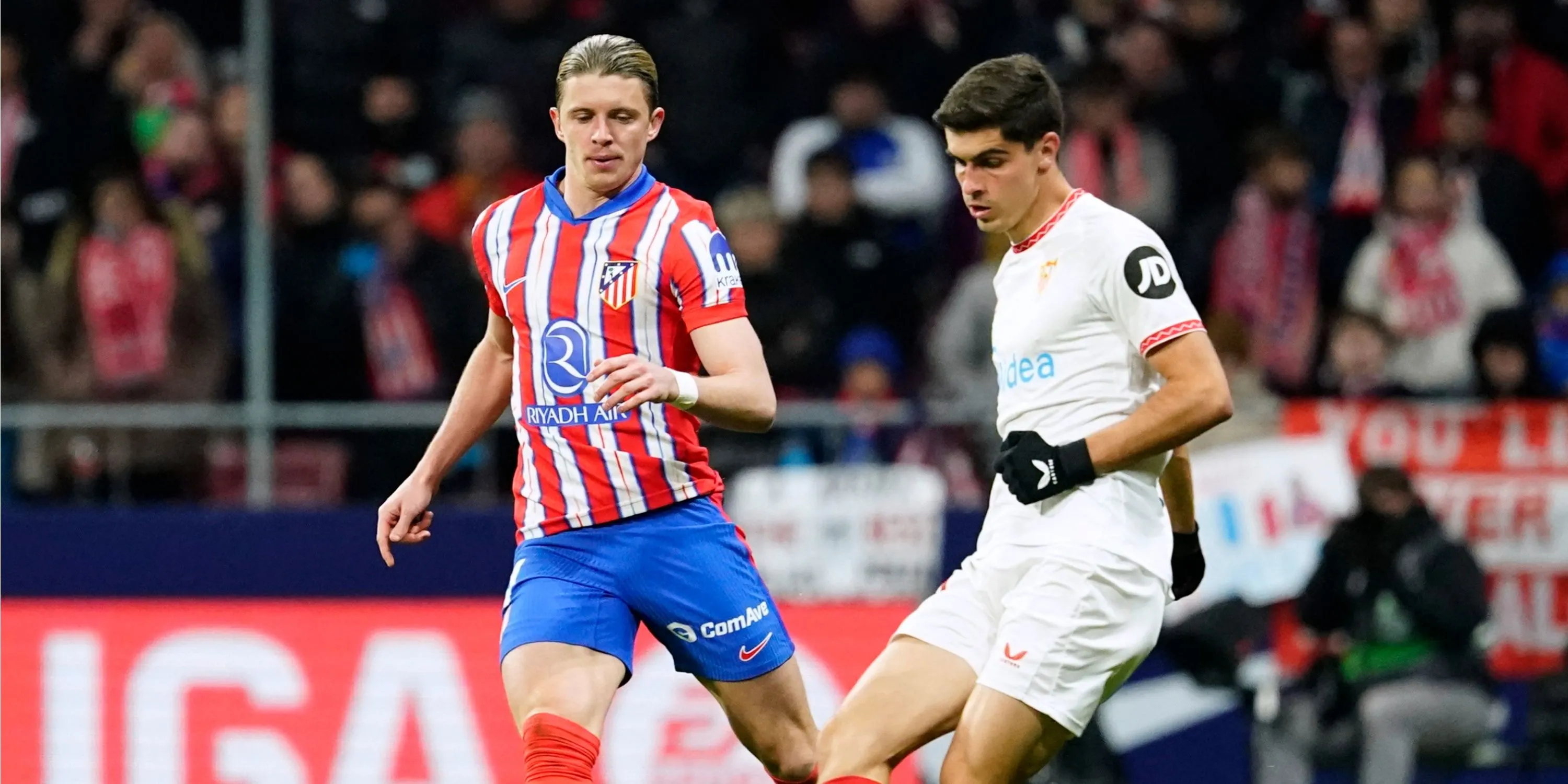Conor Gallagher của Atletico Madrid đối đầu Juanlu Sanchez của Sevilla