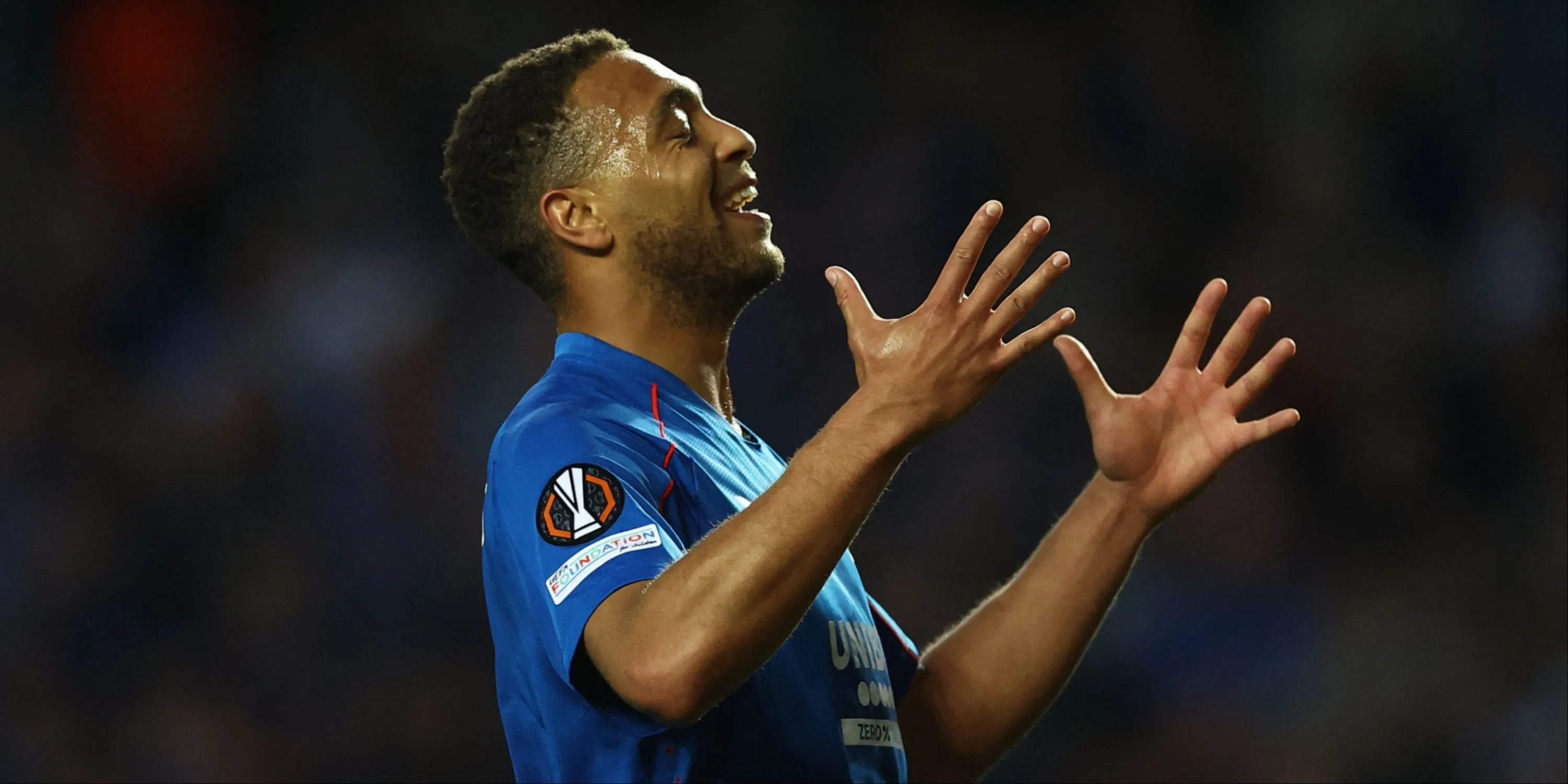 Cyriel Dessers của Rangers thực hiện pha dứt điểm