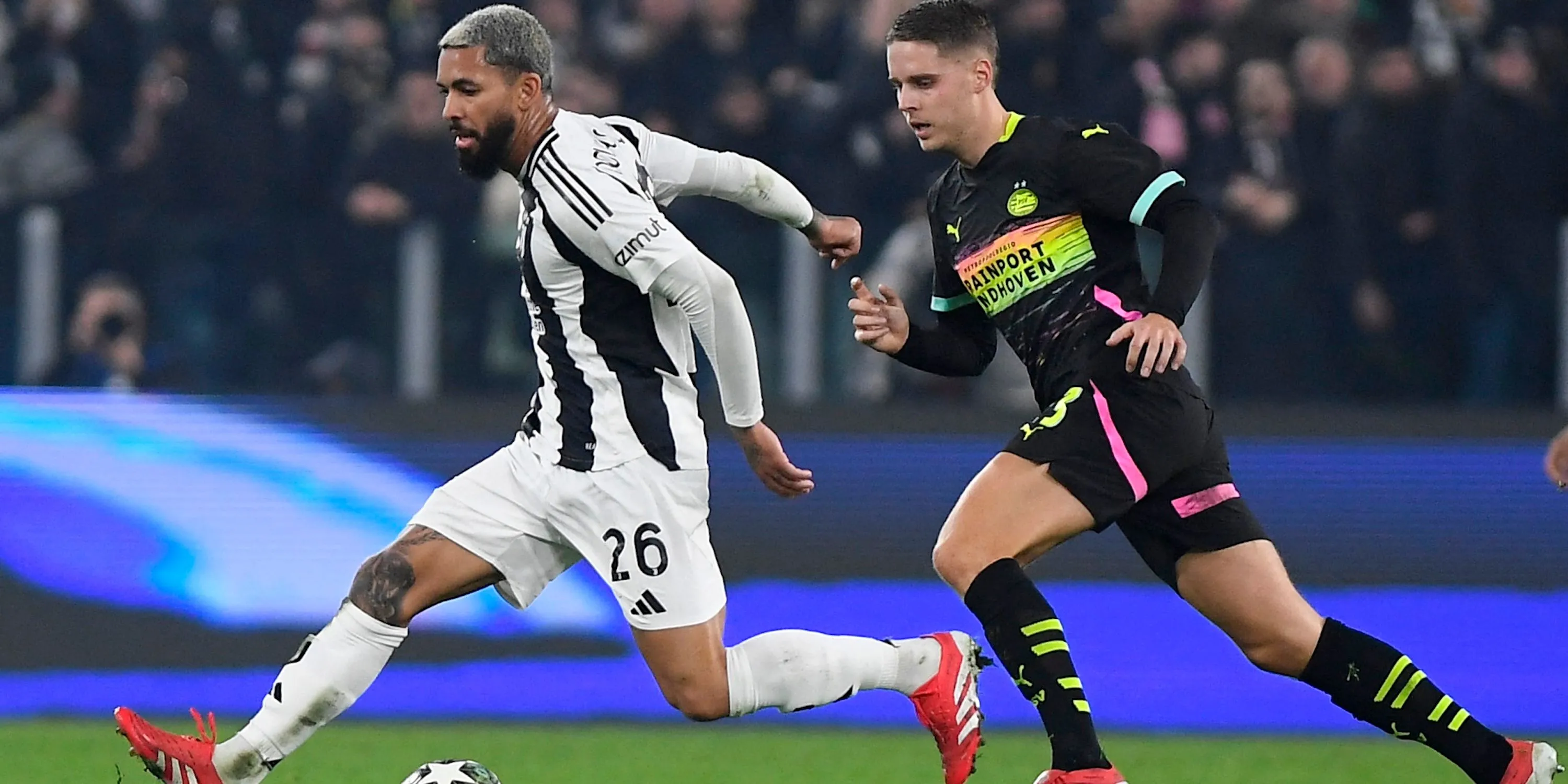 Douglas Luiz của Juventus tranh bóng với Joey Veerman của PSV Eindhoven