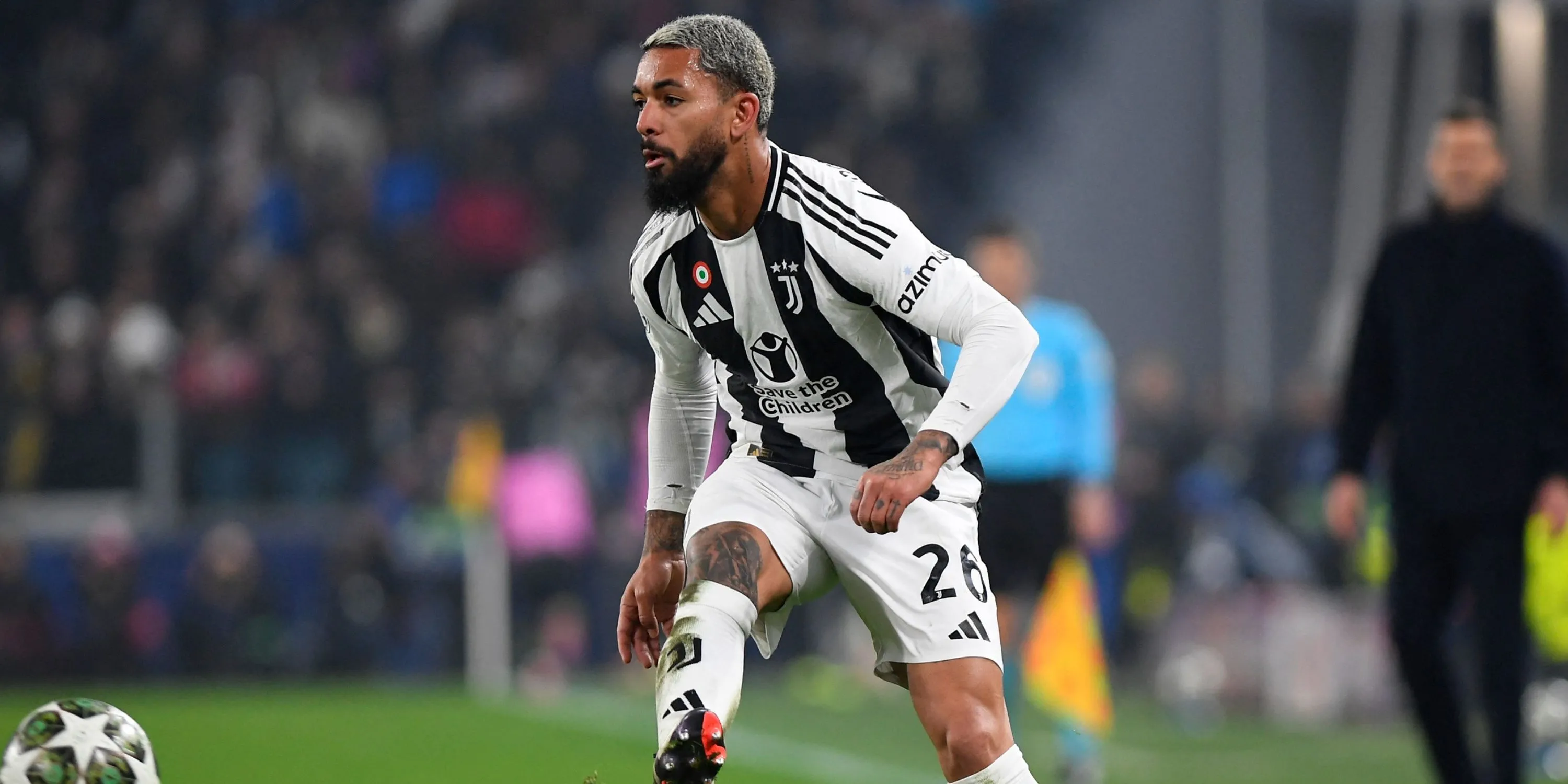 Douglas Luiz trong trận đấu tại Champions League cùng Juventus