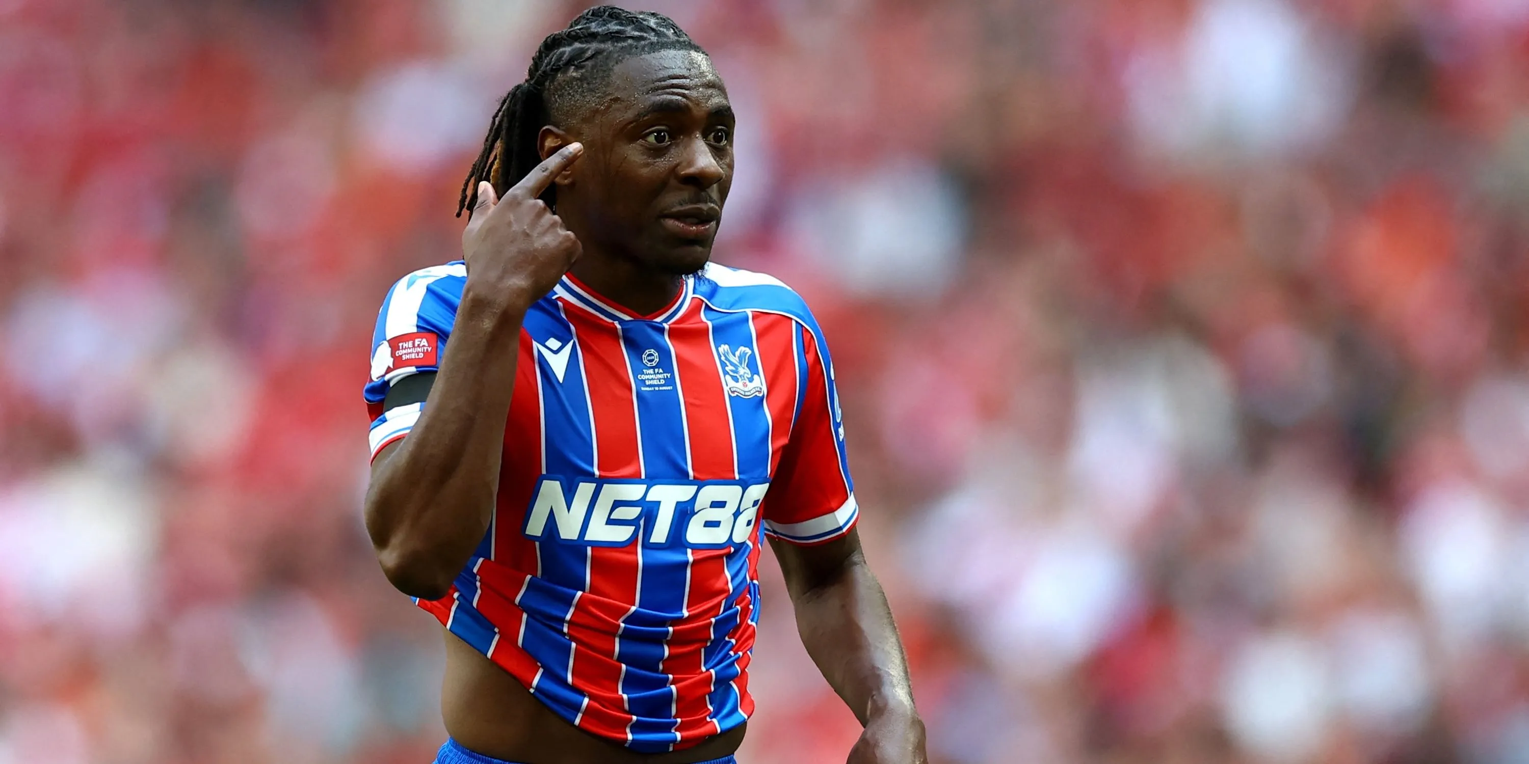 Eberechi Eze của Crystal Palace phản ứng trên sân cỏ Premier League