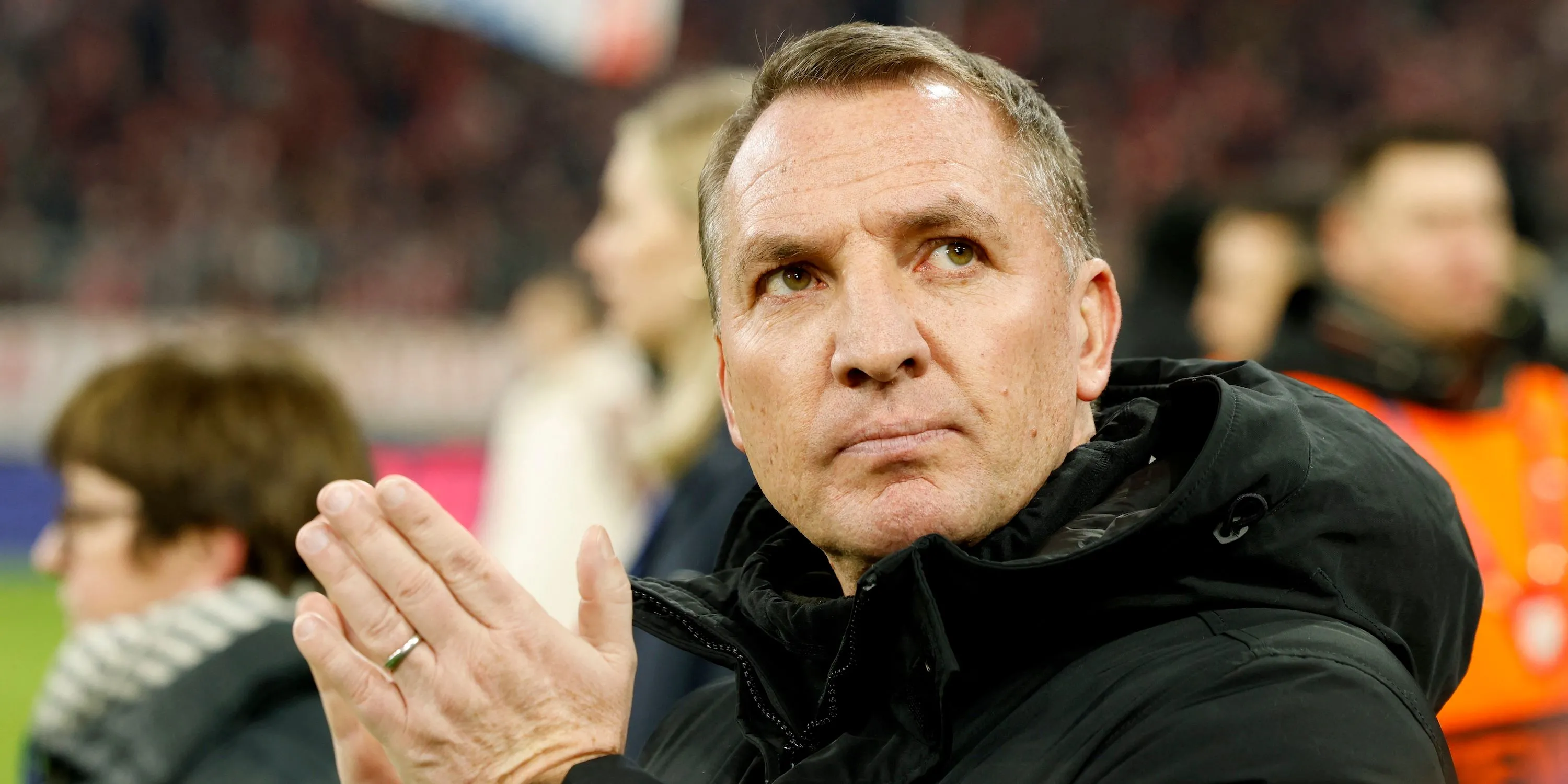 HLV Brendan Rodgers của Celtic đứng trên sân trước trận đấu, hình ảnh trước giờ bóng lăn