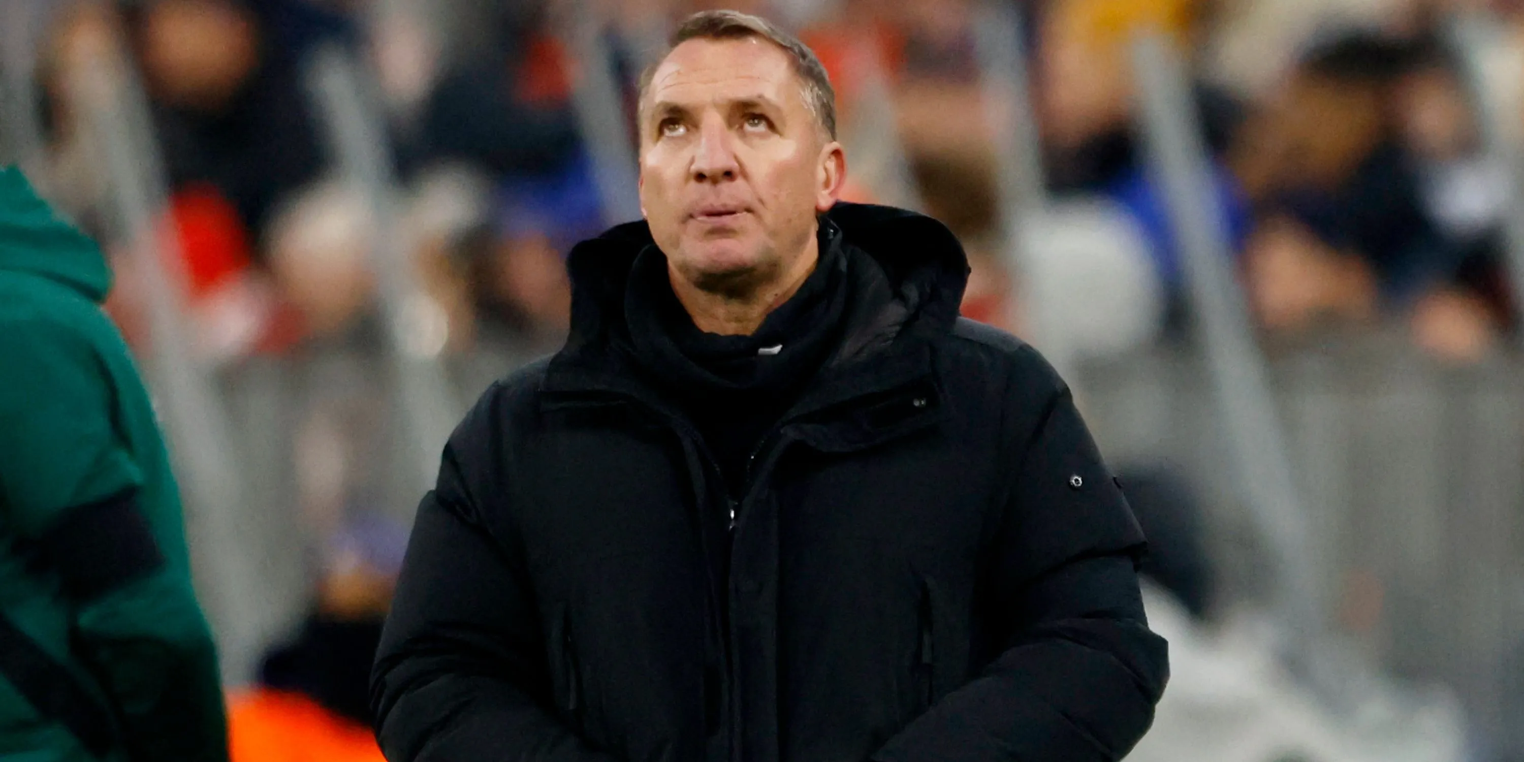 Huấn luyện viên Brendan Rodgers đang chỉ đạo, thể hiện sự tập trung vào chiến thuật
