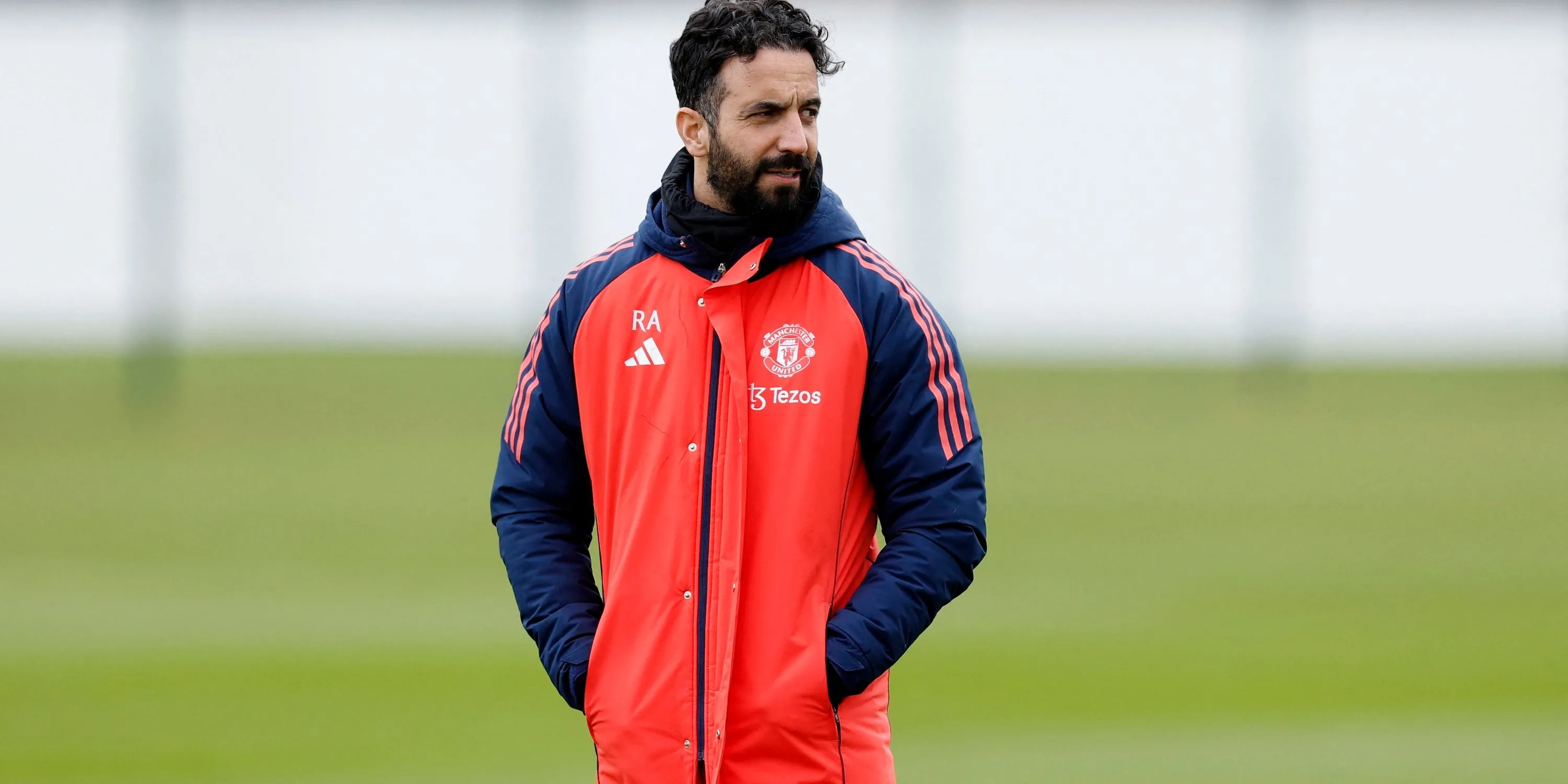 Huấn luyện viên Ruben Amorim chỉ đạo tập luyện Manchester United