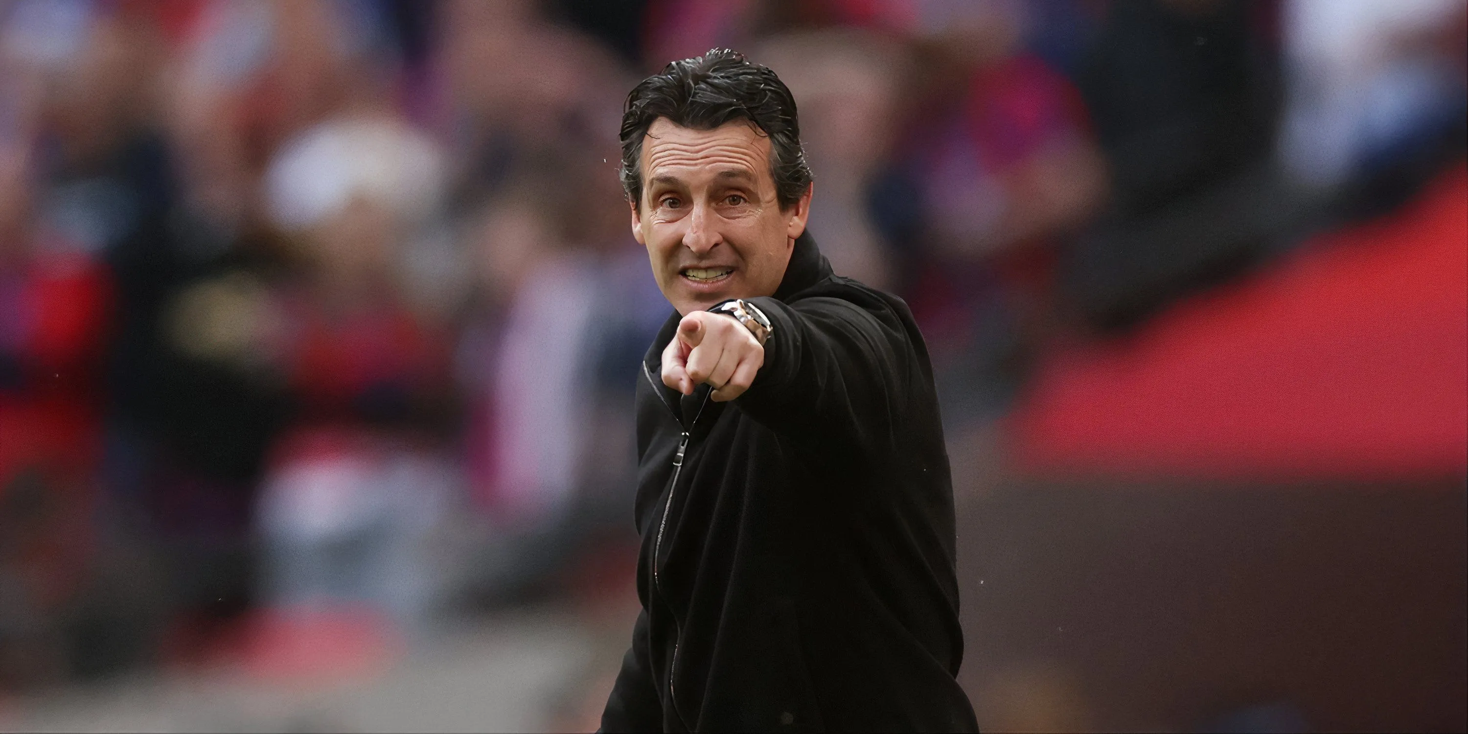 Huấn luyện viên Unai Emery đưa ra chỉ đạo chiến thuật cho Aston Villa