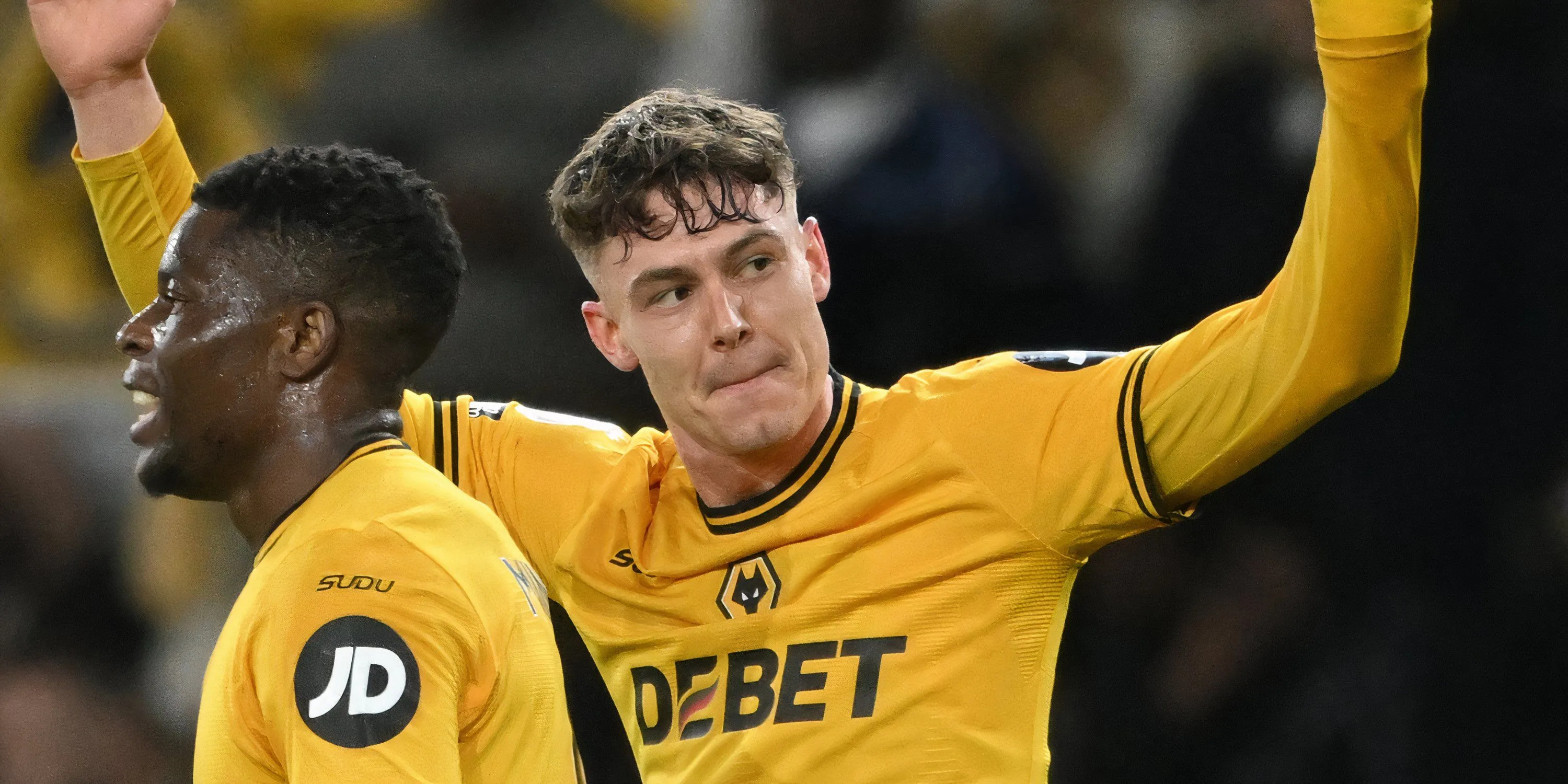 Jørgen Strand Larsen của Wolves trong một pha bóng tại Premier League, thể hiện kỹ năng giữ bóng và chọn vị trí