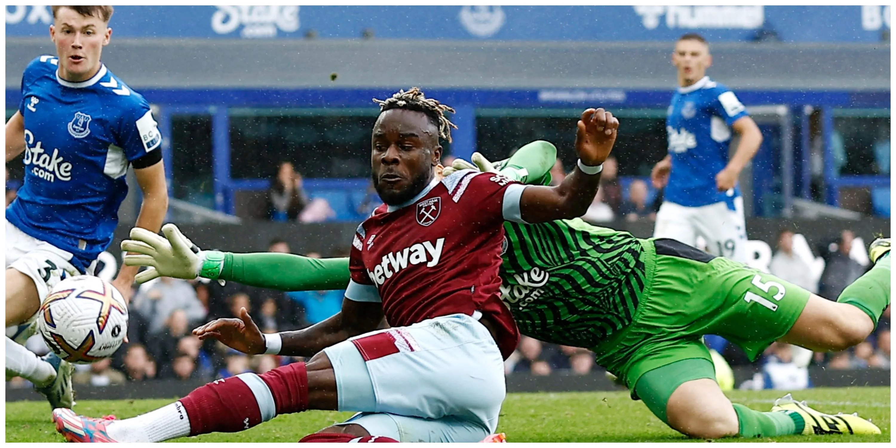 Maxwel Cornet trong màu áo West Ham United trên sân tập