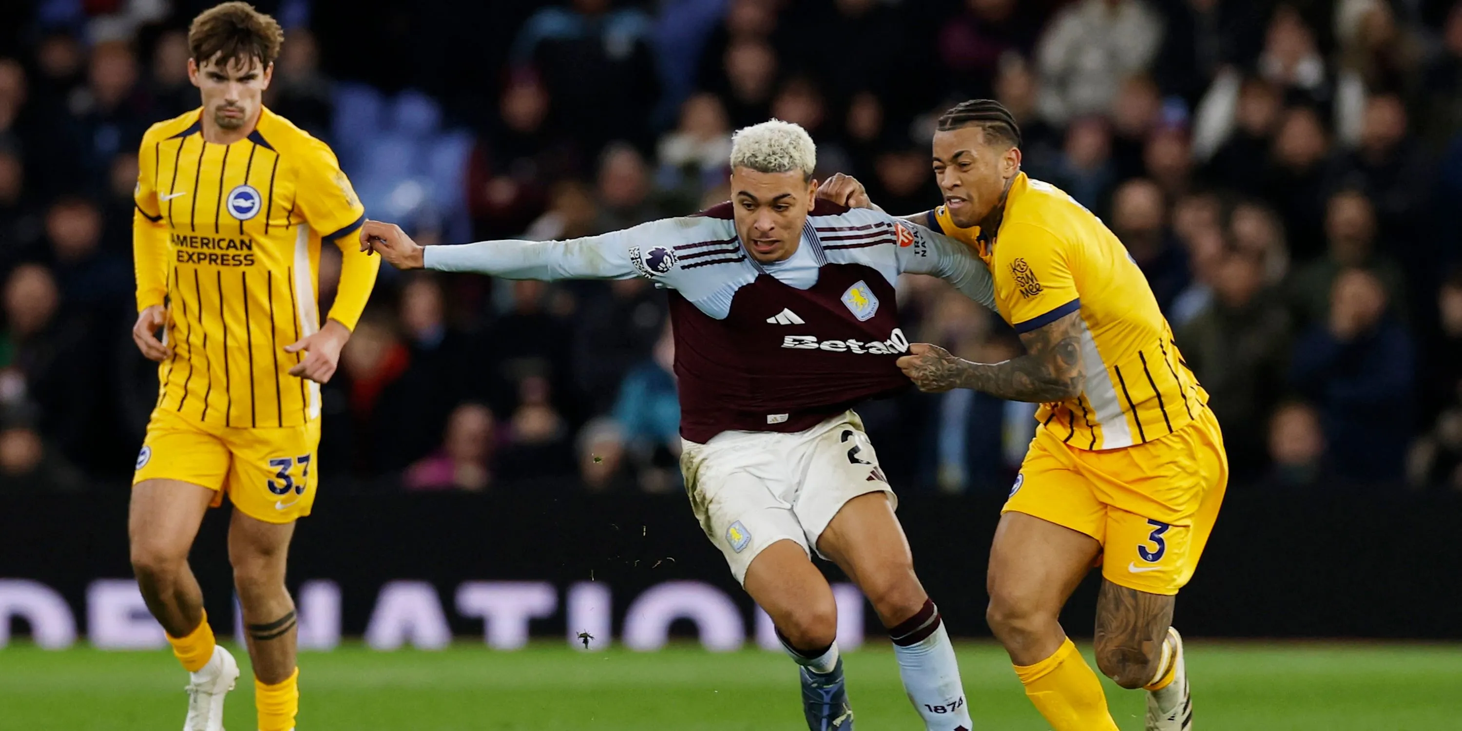 Morgan Rogers của Aston Villa trong pha tranh chấp quyết liệt với Igor Julio