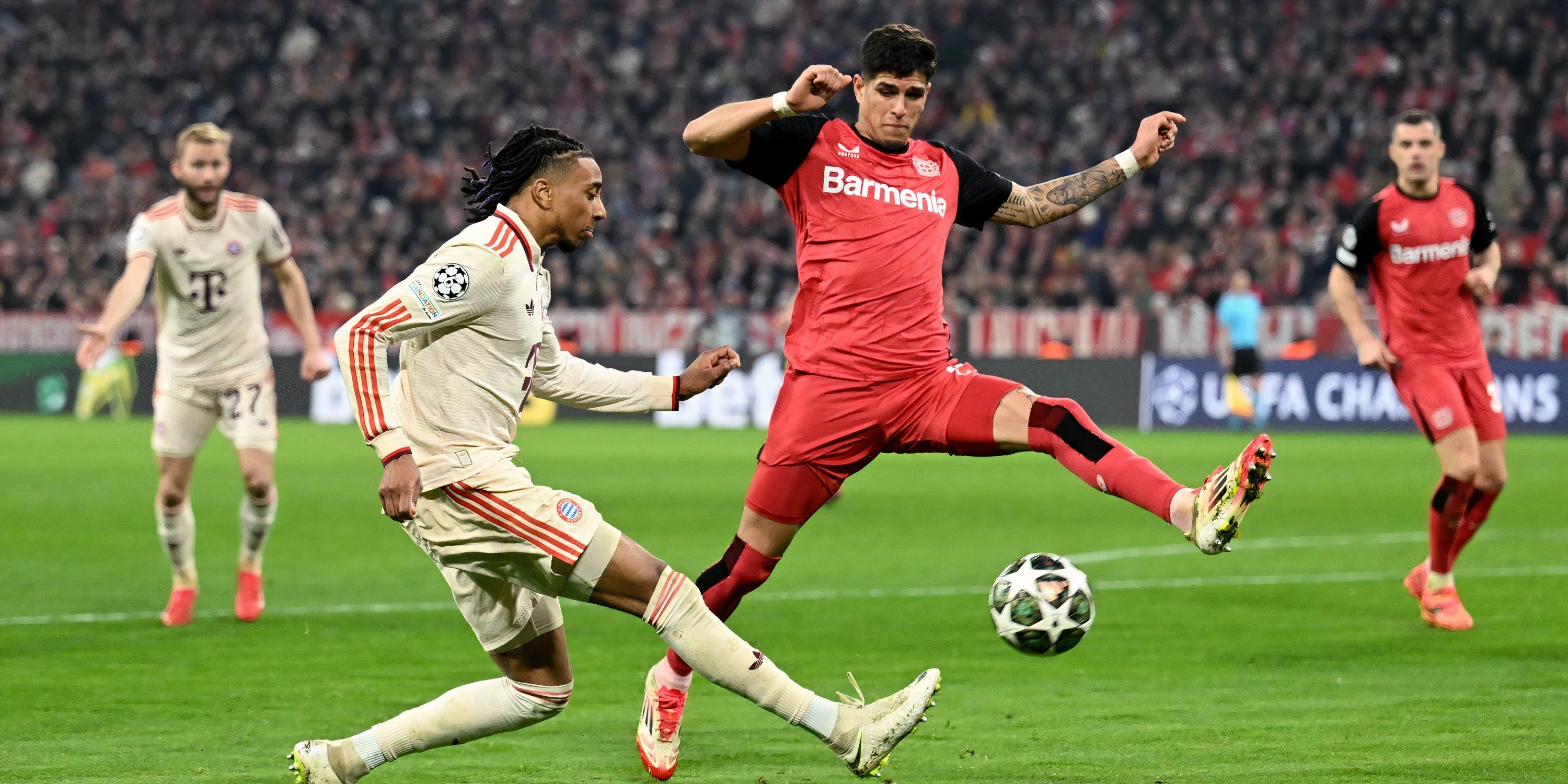 Piero Hincapié, trung vệ trụ cột của Bayer Leverkusen, đang tranh chấp bóng quyết liệt trên sân cỏ.