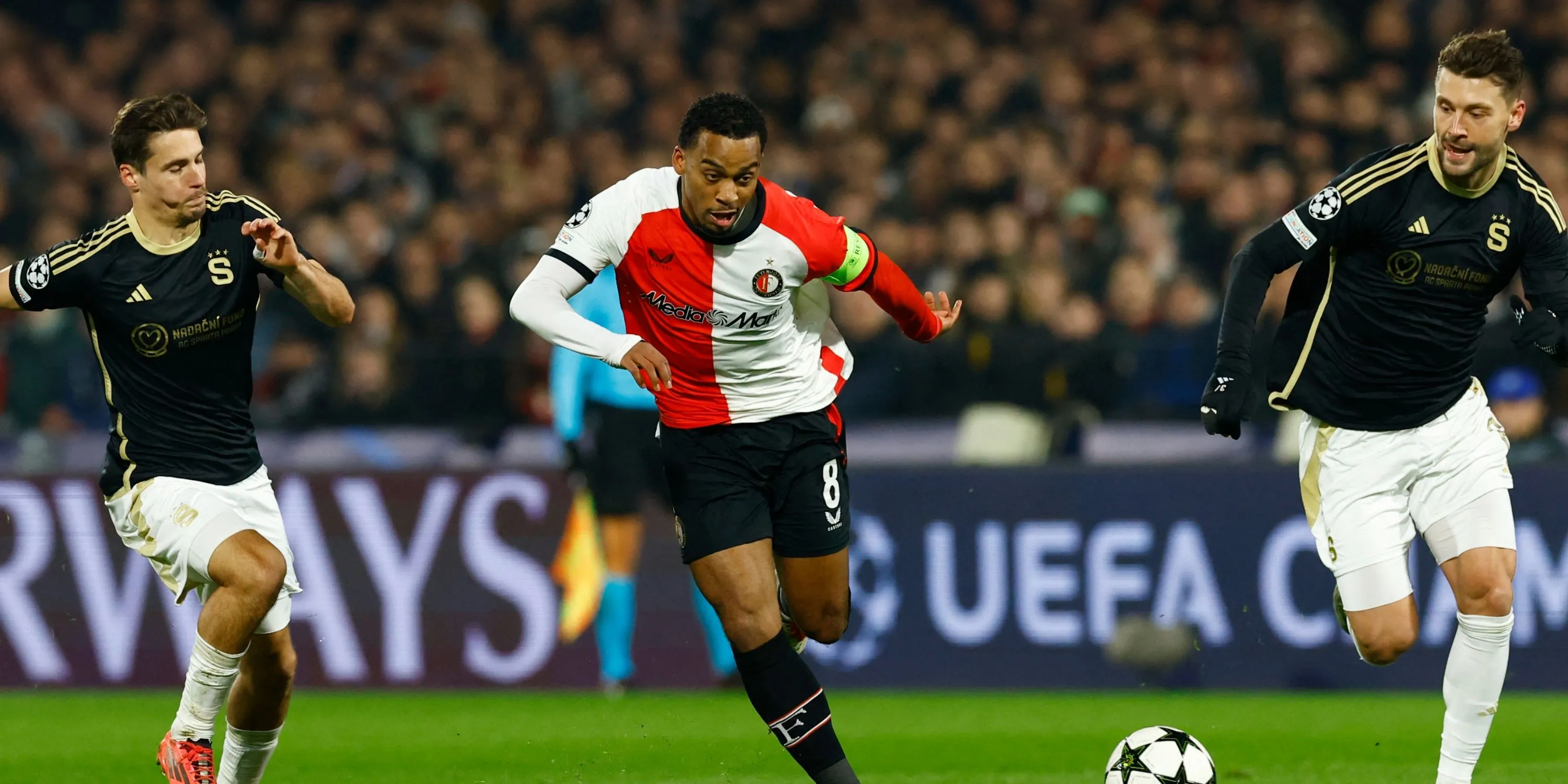 Quinten Timber trong màu áo Feyenoord, màn trình diễn ấn tượng tại Eredivisie thu hút sự chú ý của Manchester United.