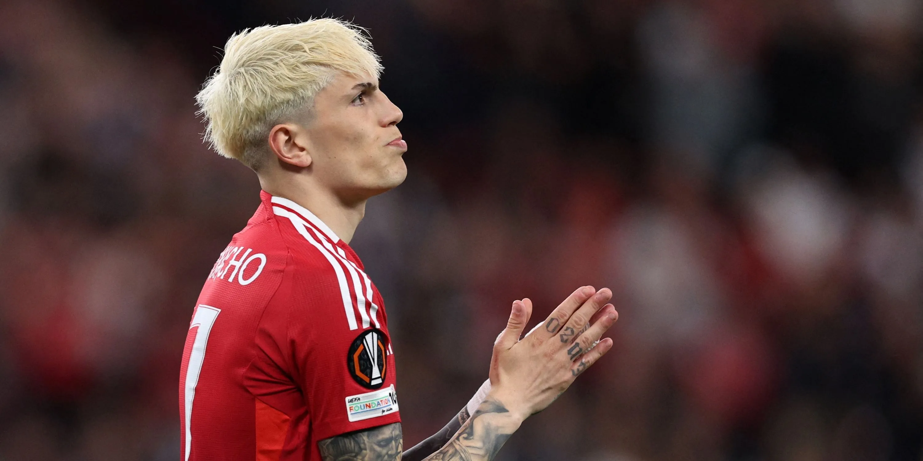 Tiền đạo Alejandro Garnacho của Manchester United thể hiện sự thất vọng trong một trận đấu tại Premier League.