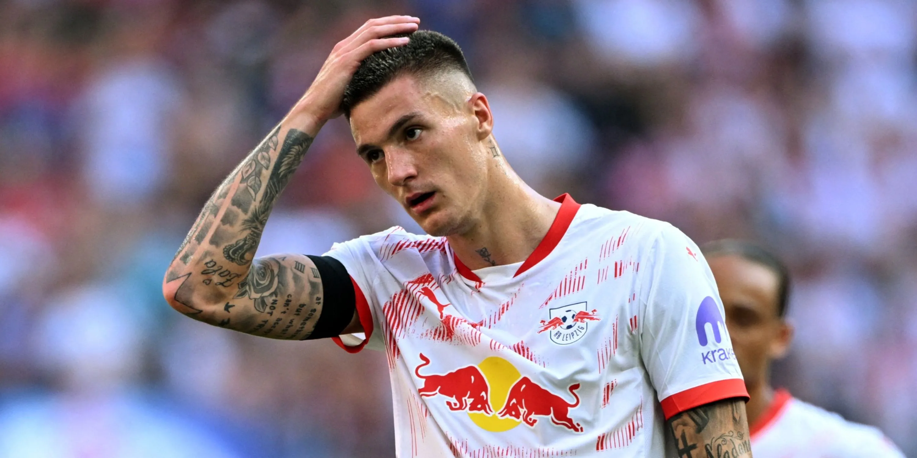Tiền đạo Benjamin Sesko trên sân cỏ Premier League.