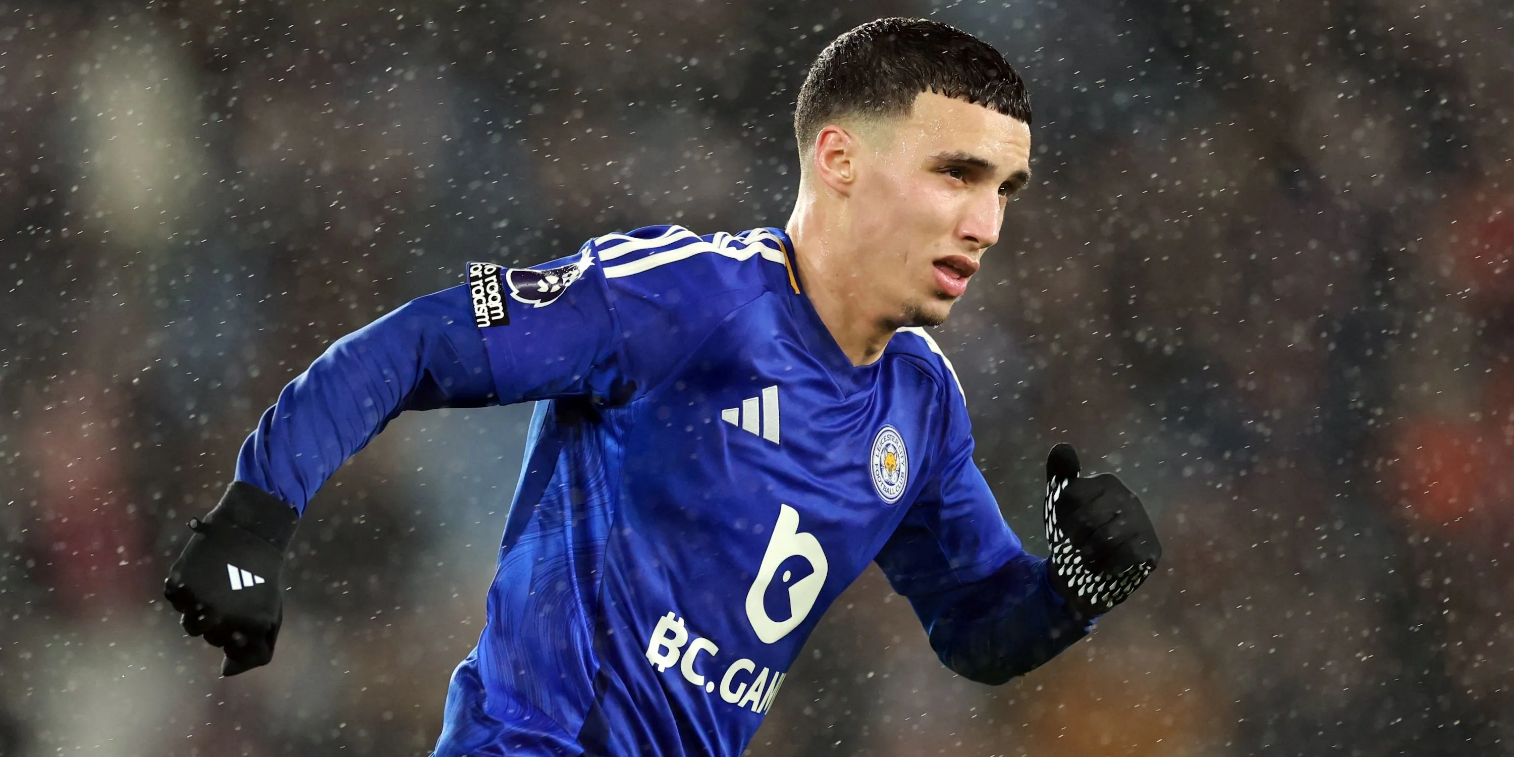 Tiền vệ Bilal El Khannouss của Leicester City trong một pha tranh chấp, người được kỳ vọng sẽ nâng tầm hàng công Leeds United.