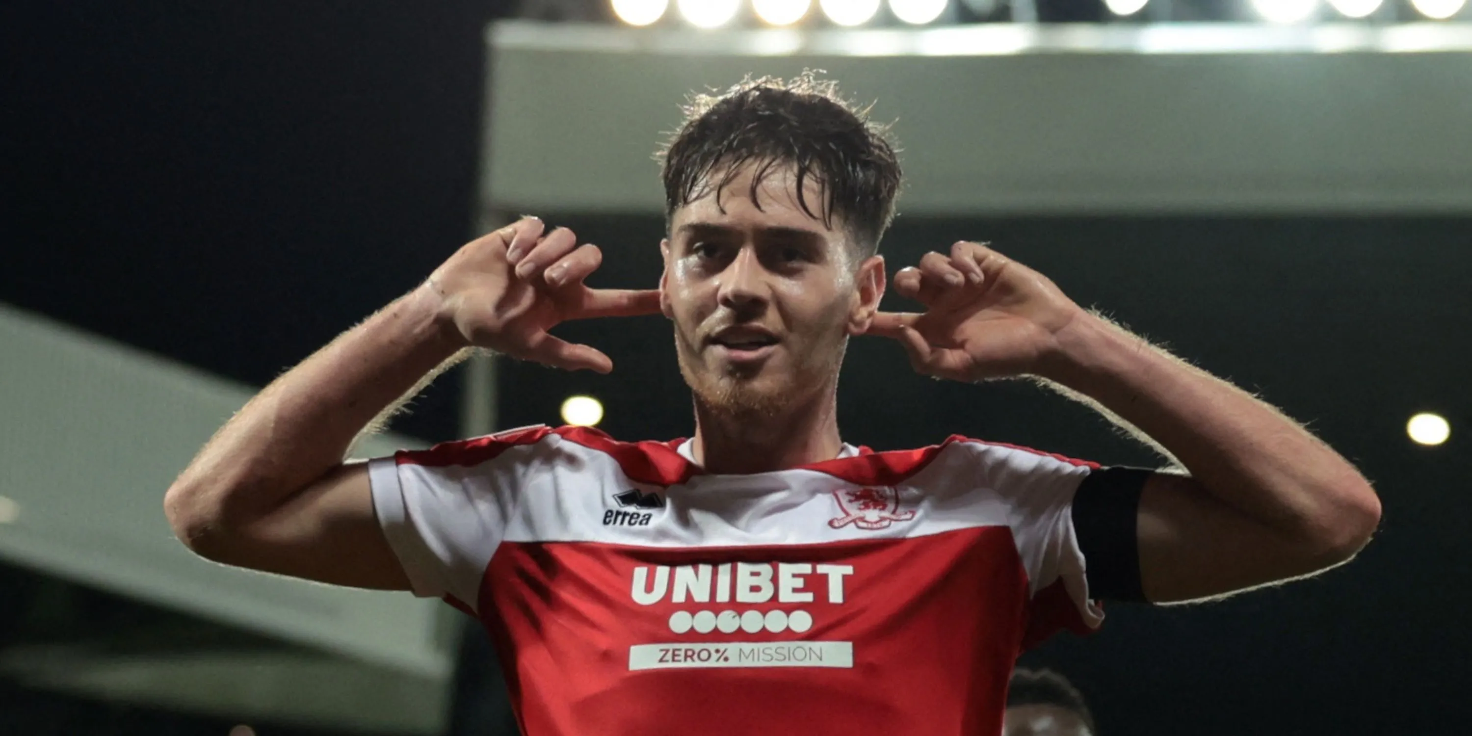 Tiền vệ Hayden Hackney của Middlesbrough thi đấu trên sân cỏ