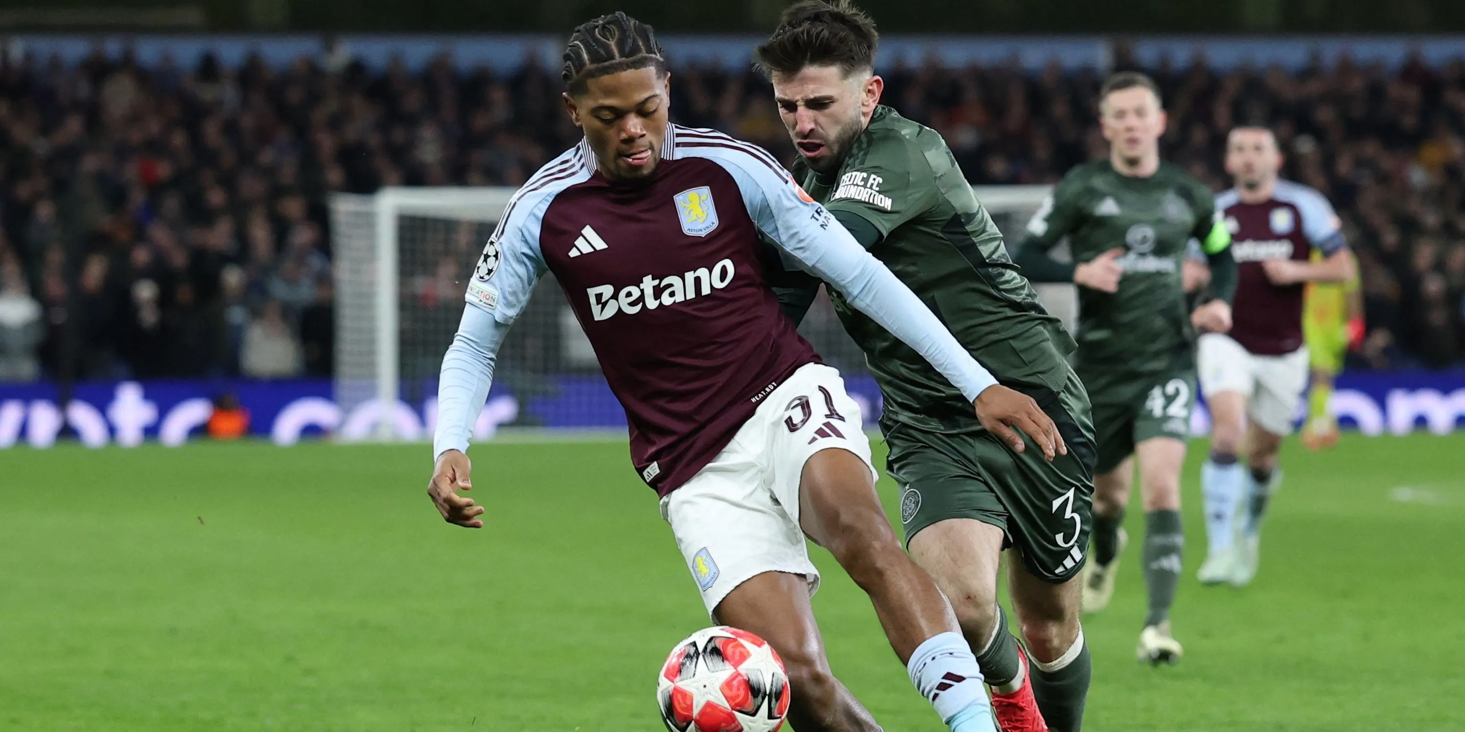 Tiền vệ Leon Bailey của Aston Villa thi đấu trên sân
