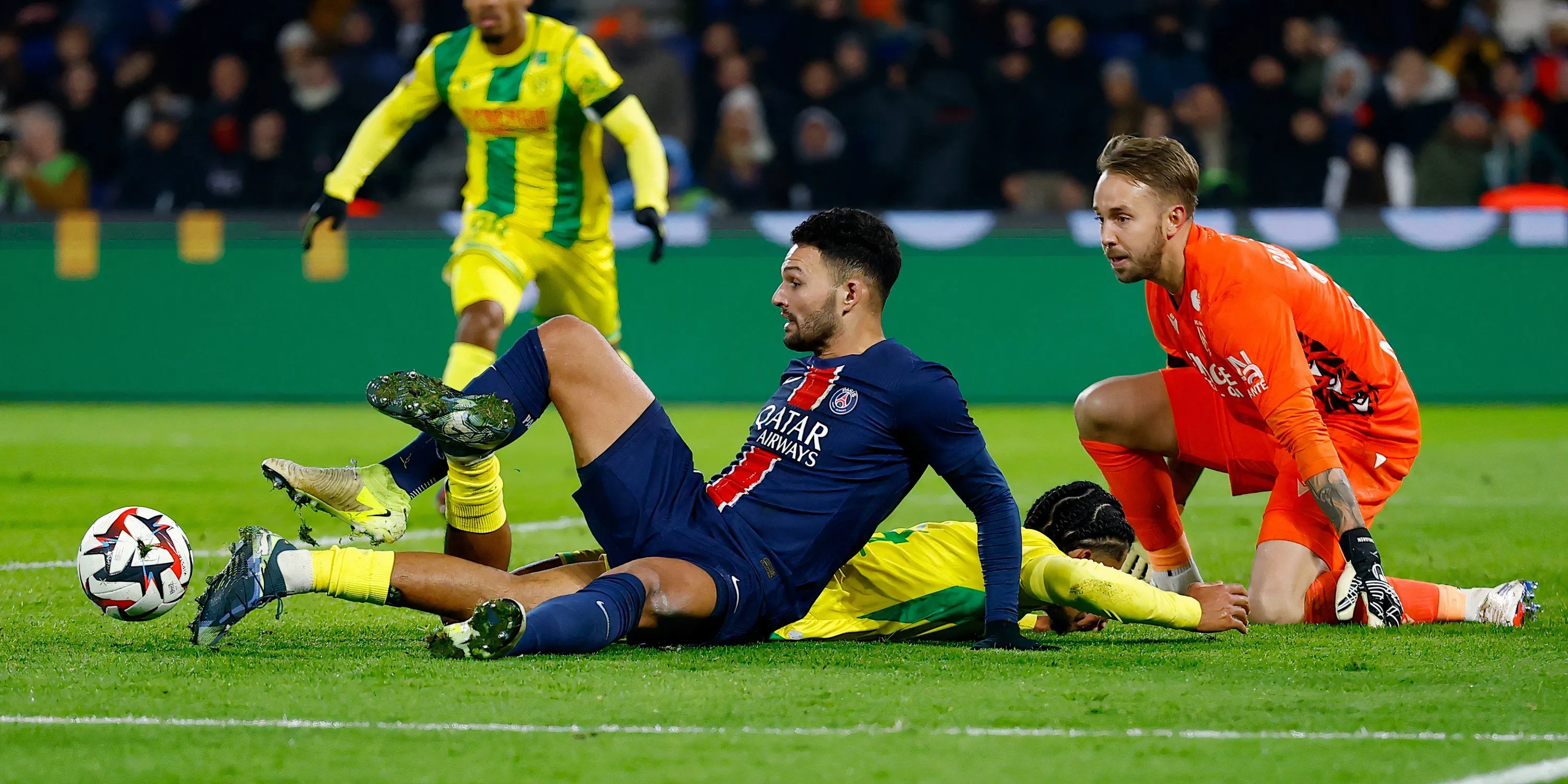 Trung vệ Nathan Zeze trong màu áo Nantes