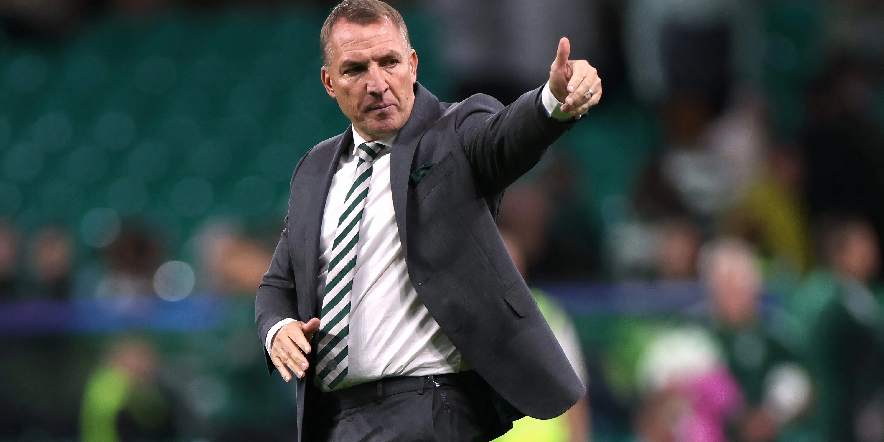 Brendan Rodgers, huấn luyện viên trưởng Celtic, đứng trên sân Parkhead