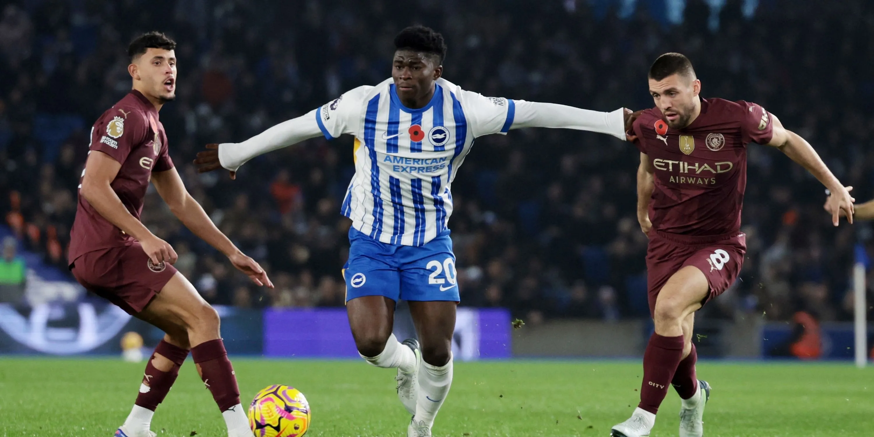 Carlos Baleba của Brighton &amp; Hove Albion tranh bóng với Mateo Kovacic của Manchester City