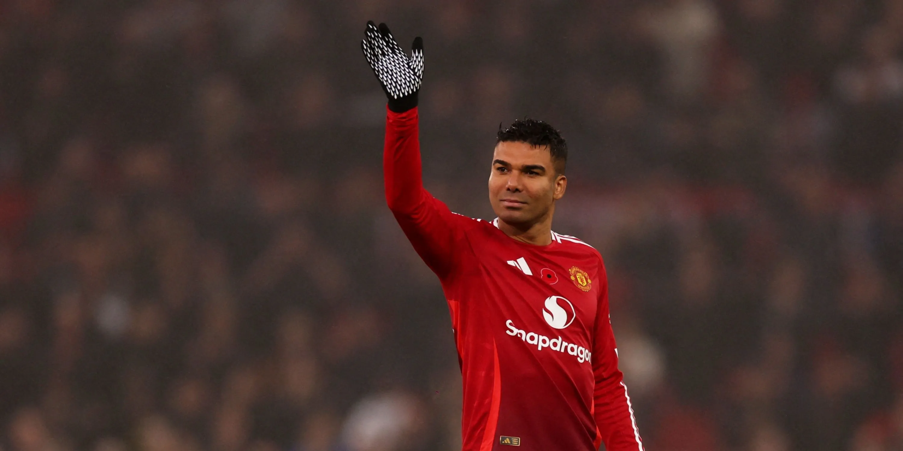 Casemiro khoác áo Manchester United trên sân cỏ