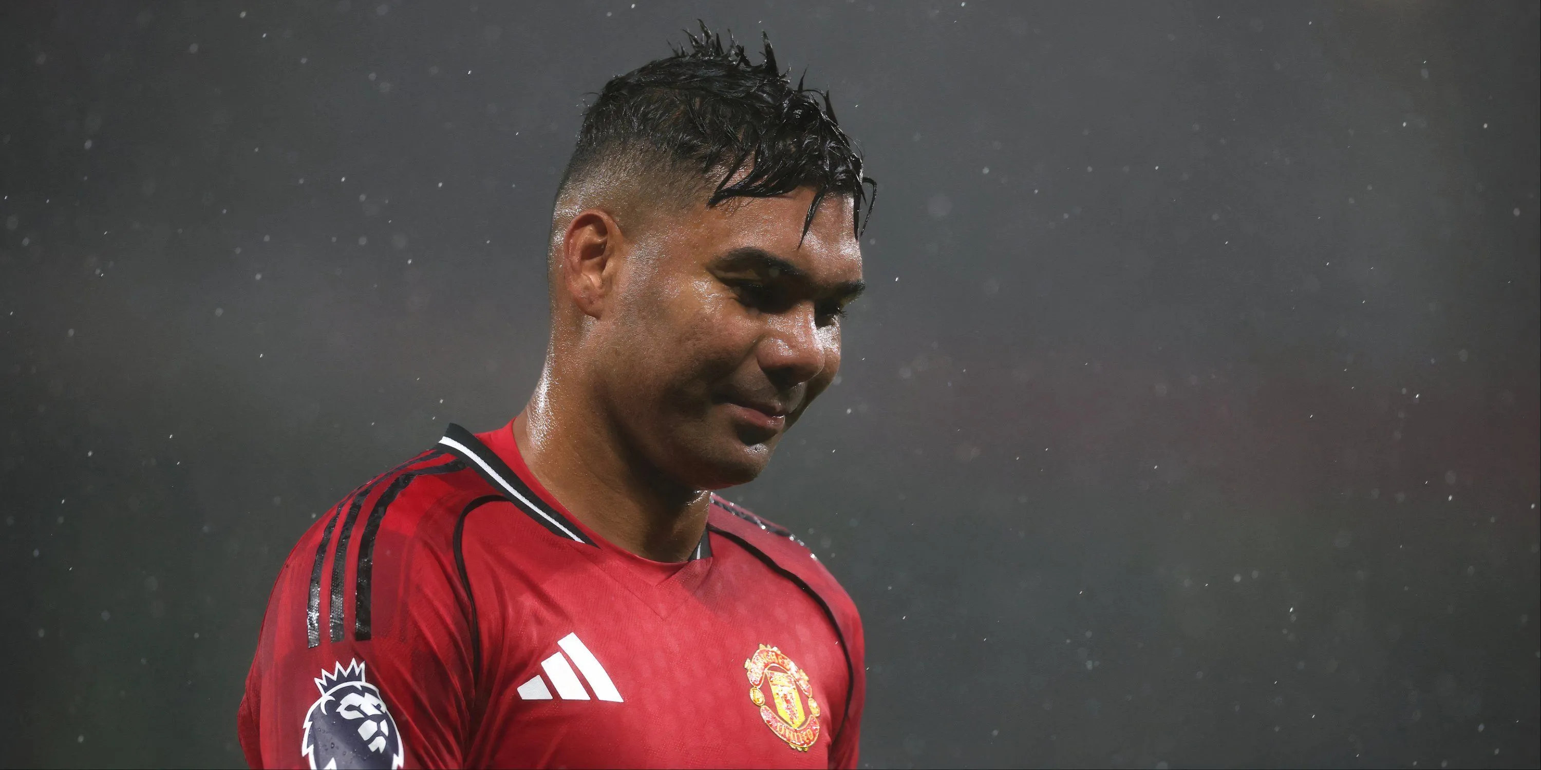 Casemiro nhận thẻ đỏ trong trận Man Utd đối đầu Chelsea tại Old Trafford, thể hiện sự quyết liệt trên sân
