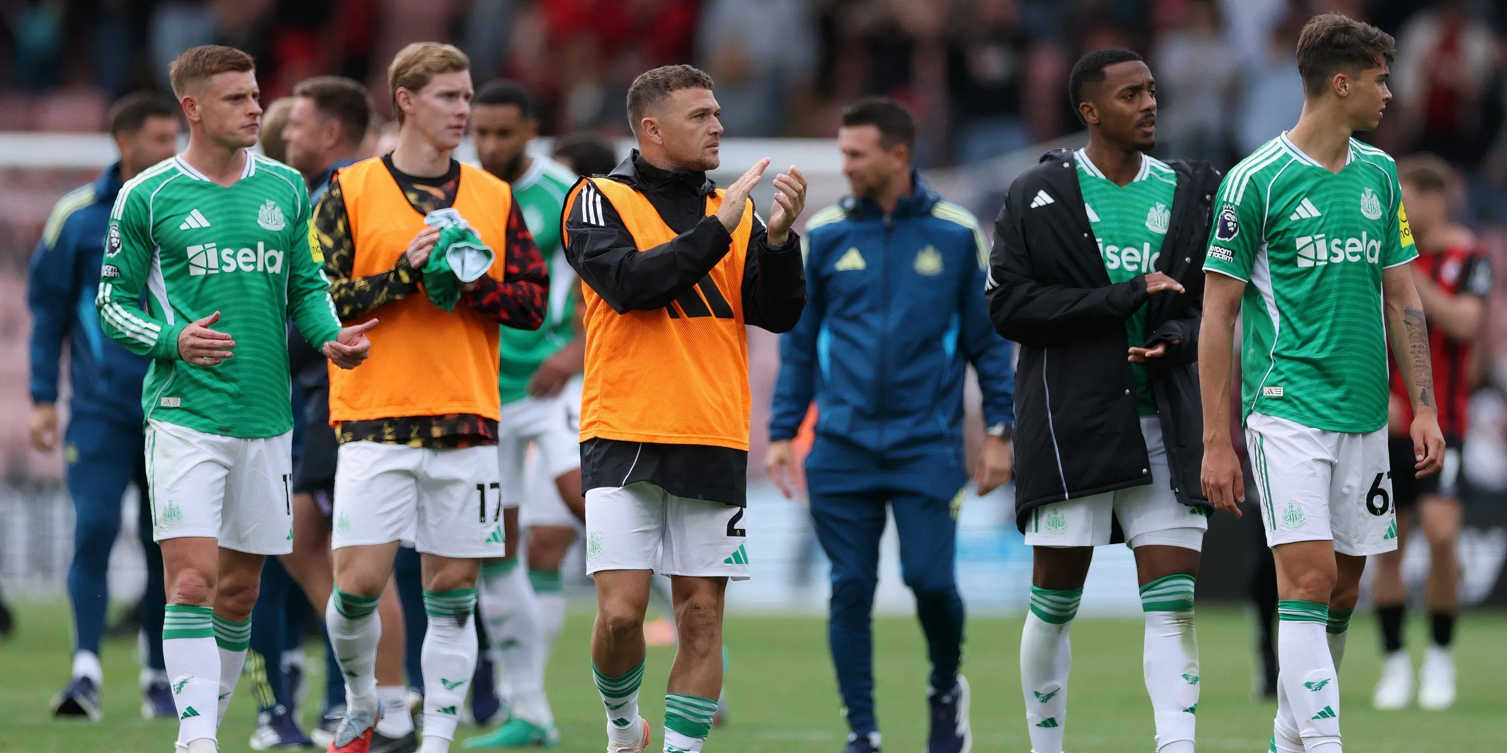 Cầu thủ Newcastle United trong một pha tranh chấp, đội bóng đang gặp khó khăn trong việc tìm kiếm sự mạch lạc trên hàng công
