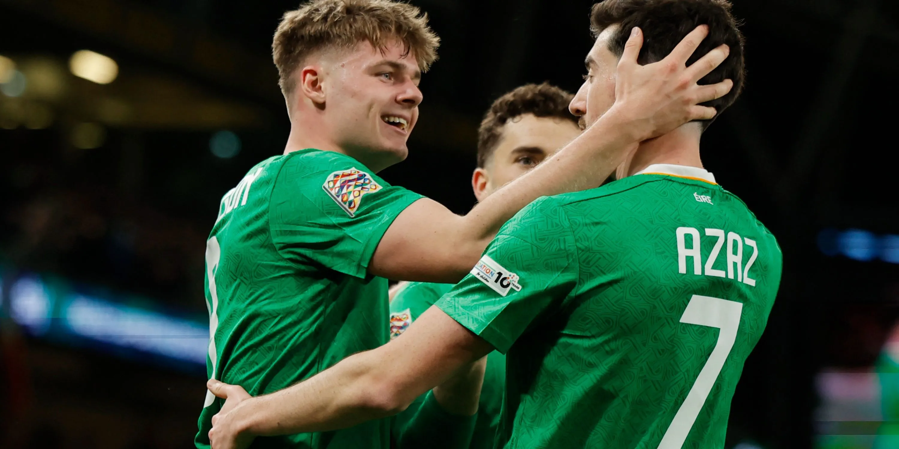 Evan Ferguson ăn mừng bàn thắng trong màu áo đội tuyển Cộng hòa Ireland
