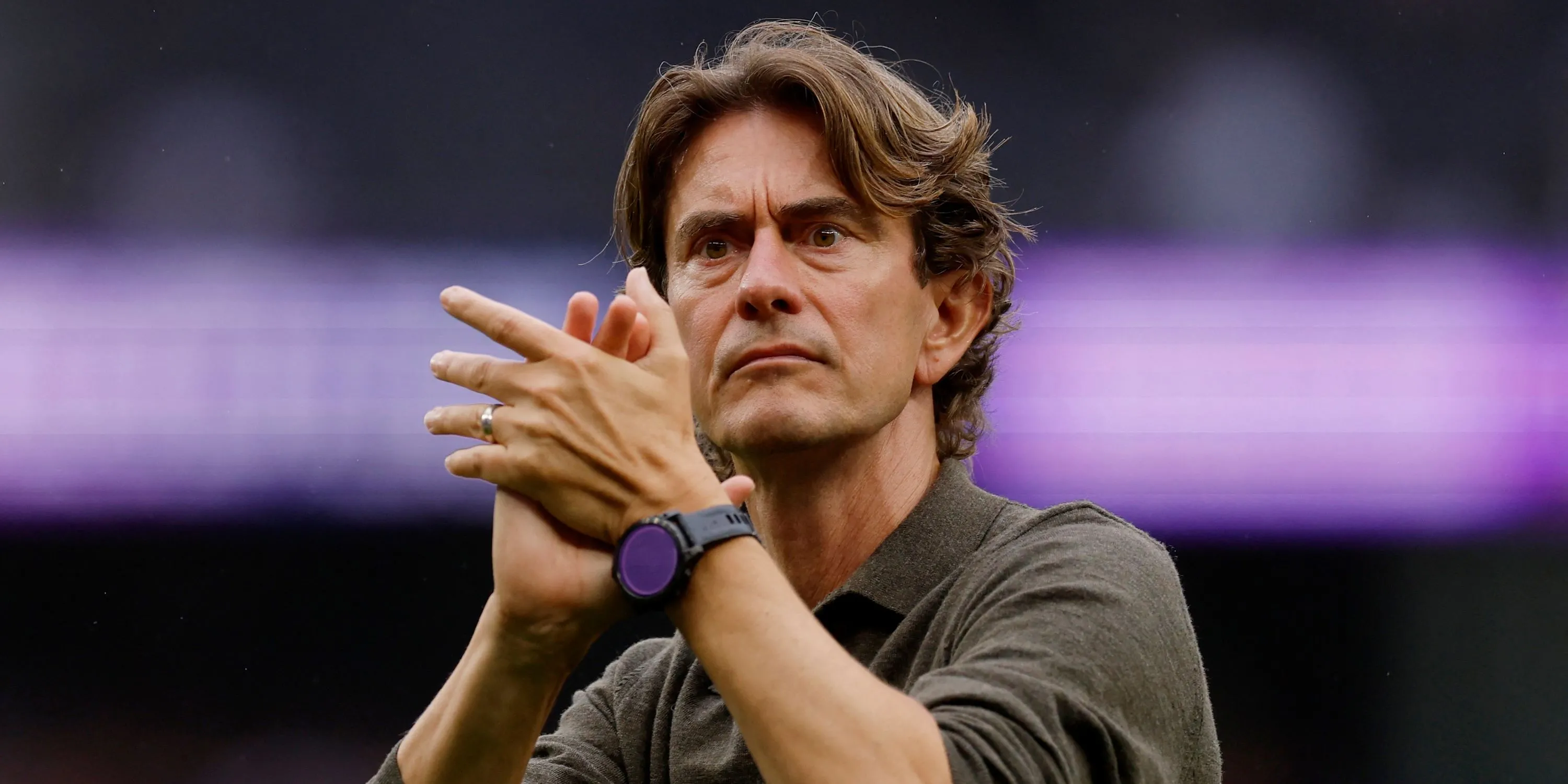 Huấn luyện viên Tottenham Hotspur Thomas Frank vỗ tay sau trận đấu