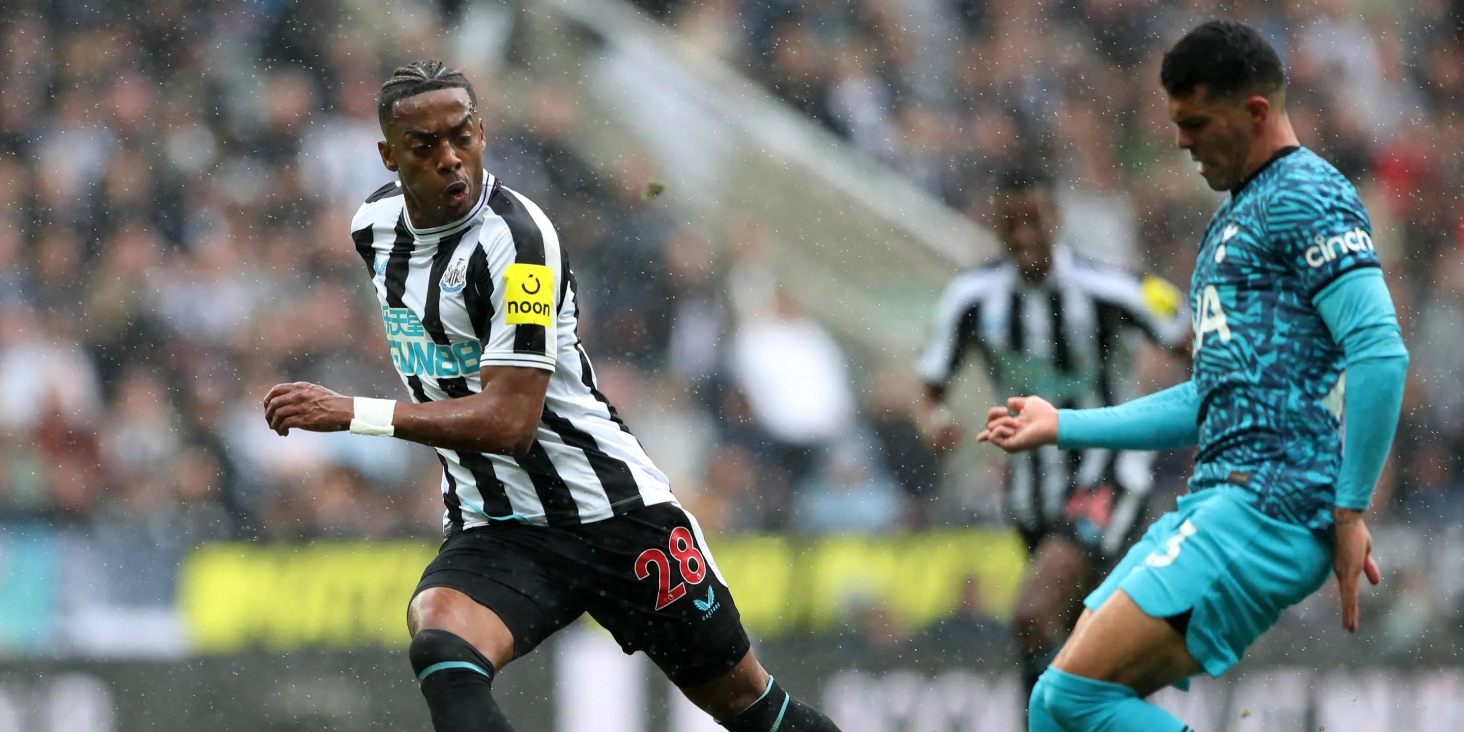 Joe Willock trong giai đoạn đỉnh cao phong độ, một tiền vệ năng động và bùng nổ của Newcastle
