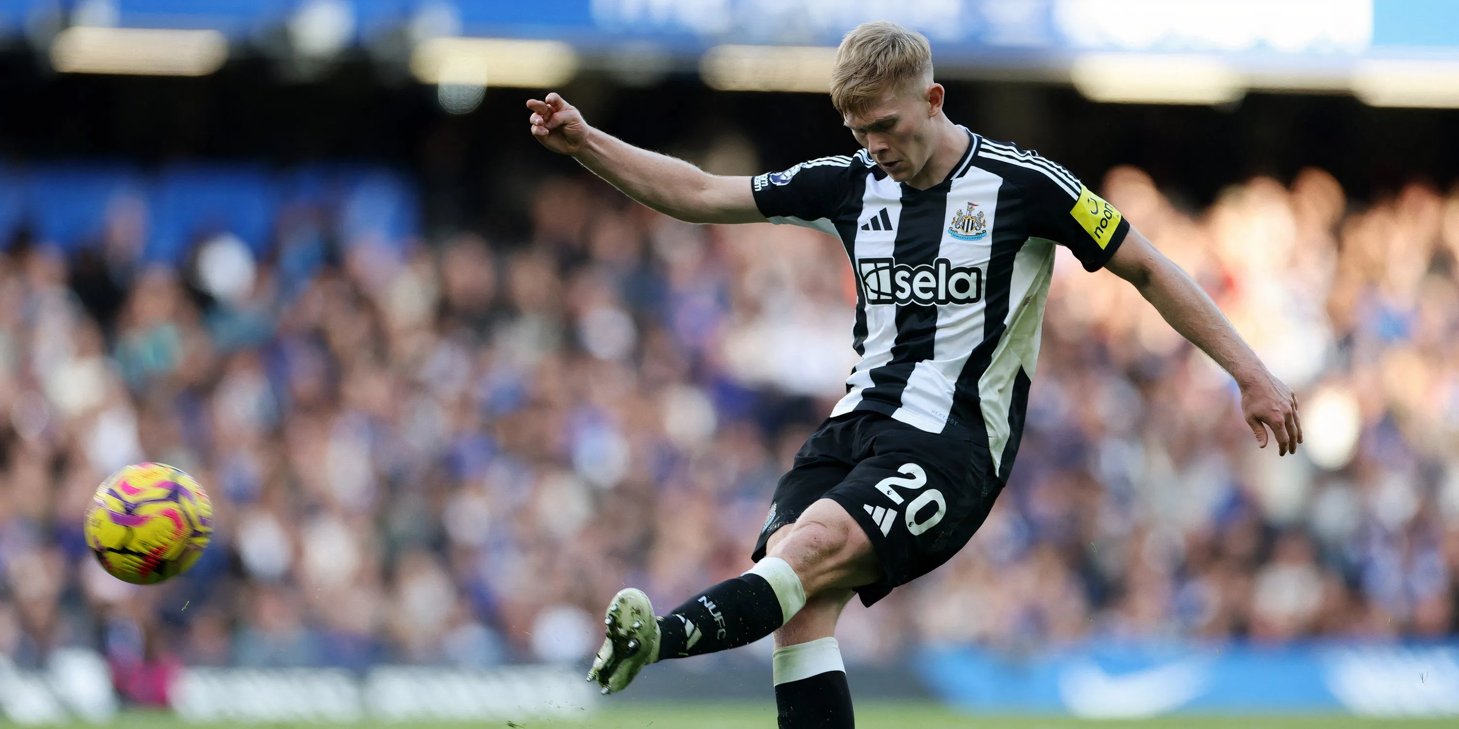 Lewis Hall, cựu cầu thủ học viện Chelsea, trong màu áo Newcastle United