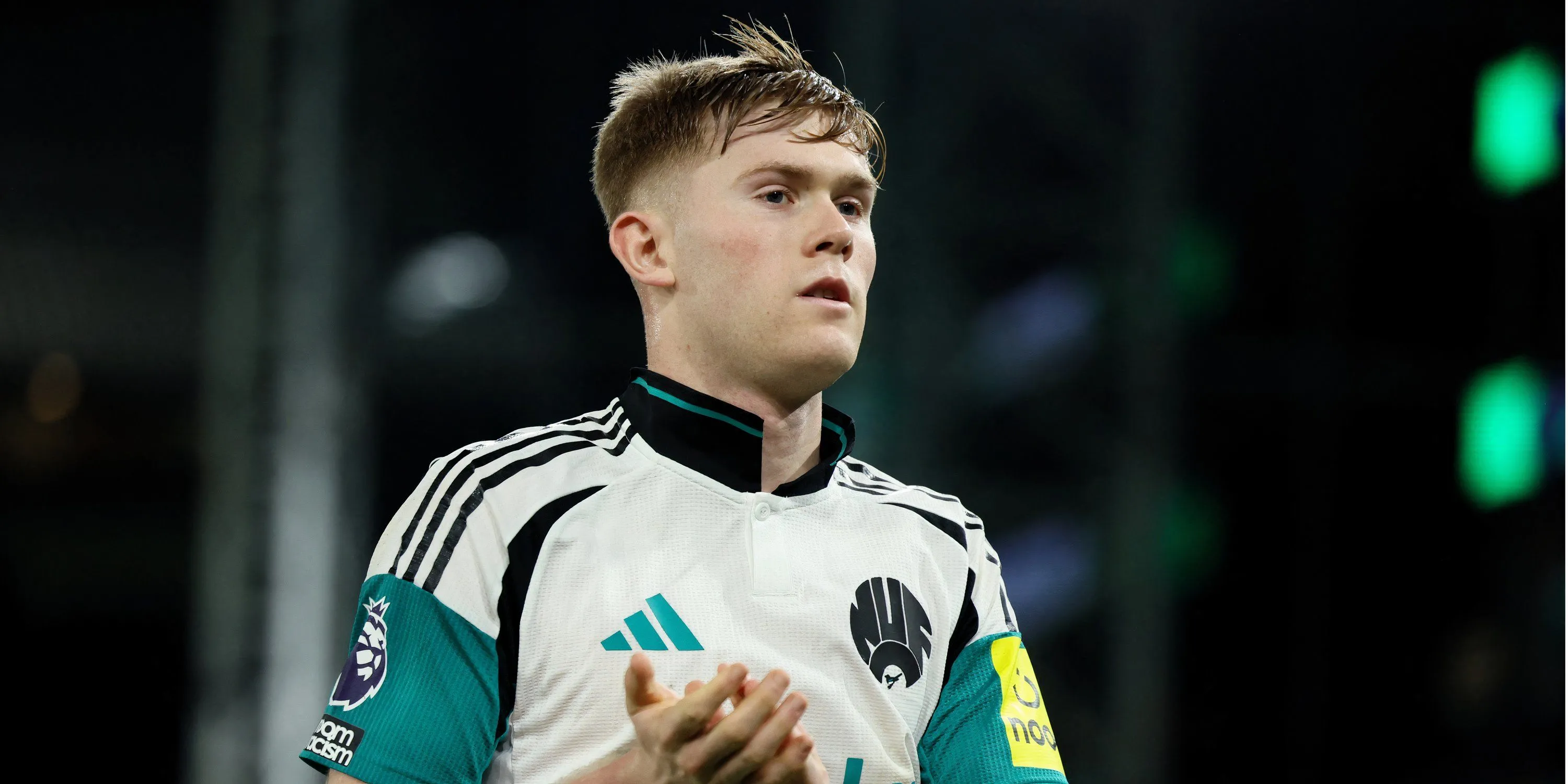 Lewis Hall thi đấu trong màu áo Newcastle United sau khi chia tay Chelsea