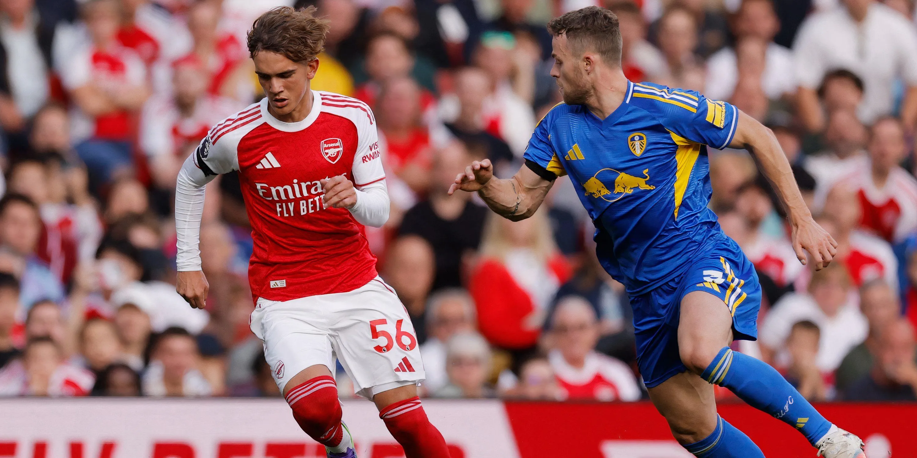 Max Dowman (Arsenal) trong trận đấu với Leeds United, thể hiện kỹ năng rê dắt.