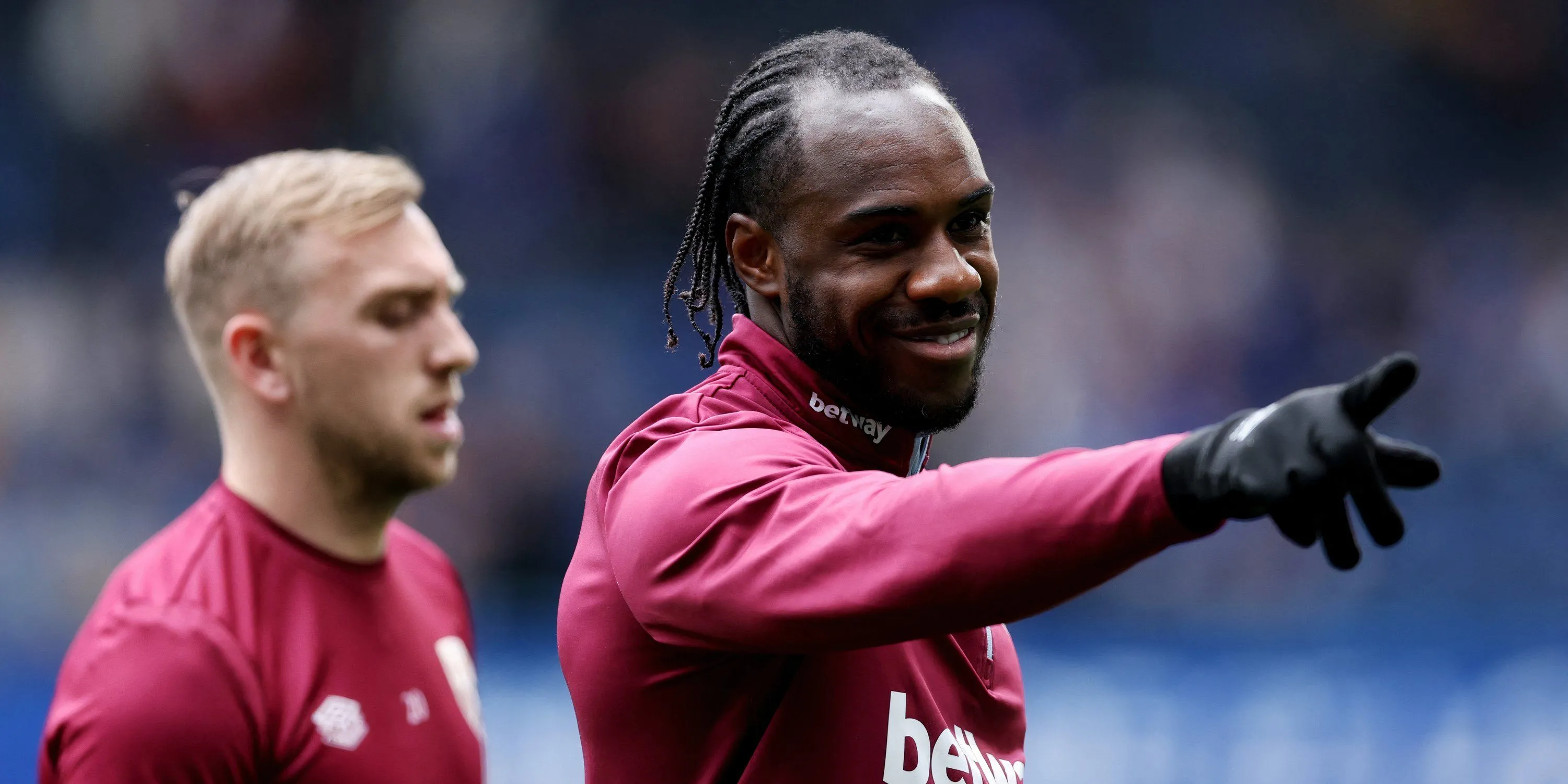Michail Antonio, cựu tiền đạo West Ham United, trong một pha tranh chấp bóng đầy kinh nghiệm
