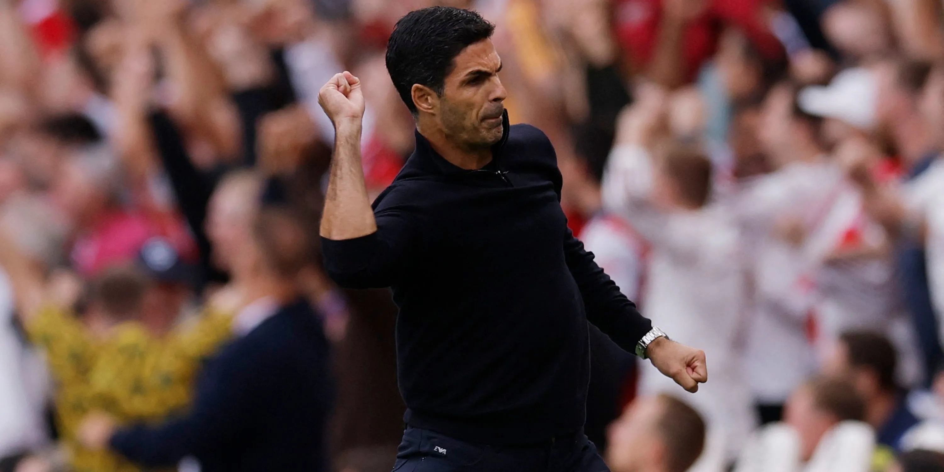 Mikel Arteta ăn mừng cùng Bukayo Saka sau bàn thắng quan trọng của Arsenal