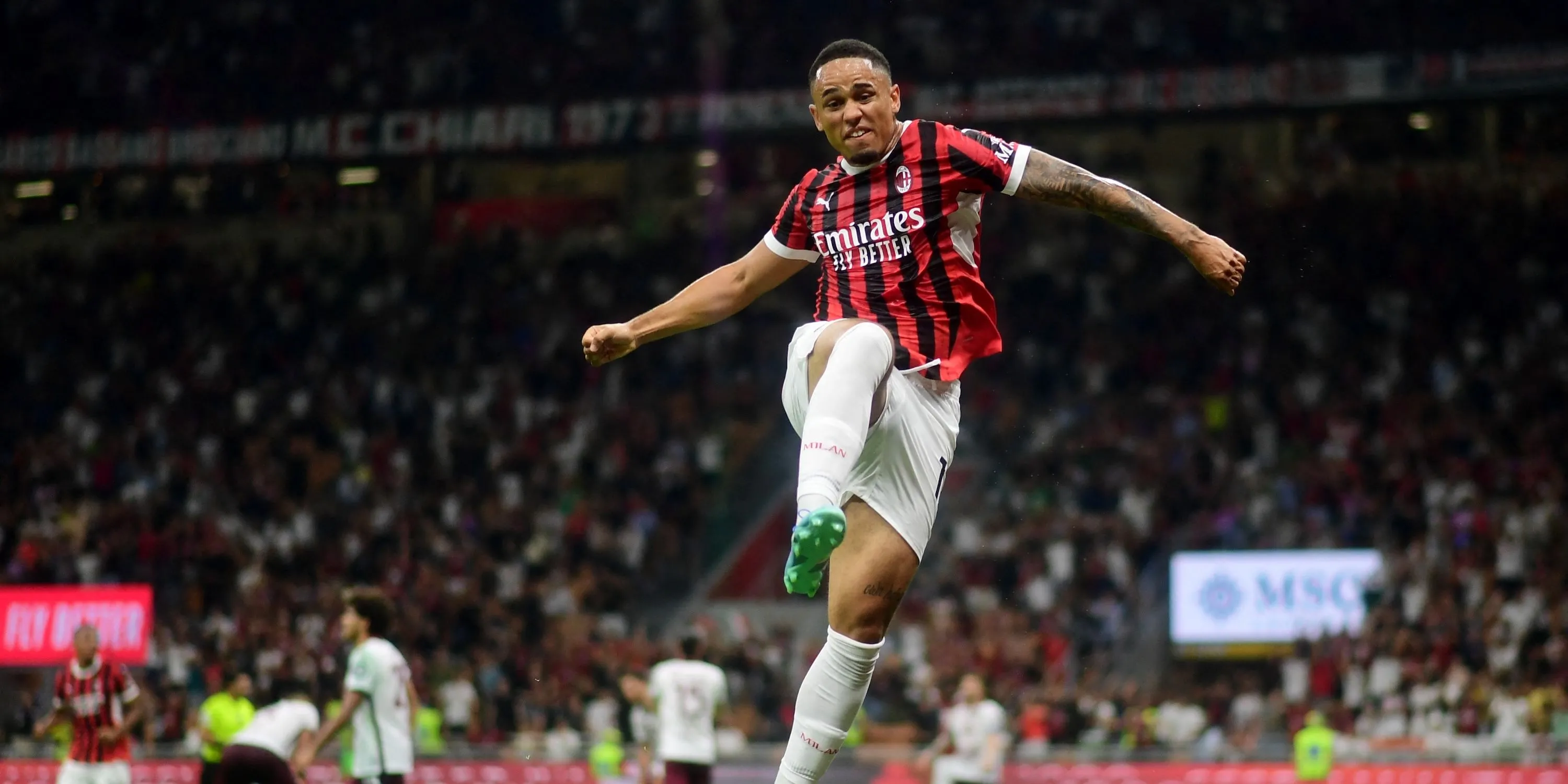 Noah Okafor ăn mừng bàn thắng trong màu áo AC Milan, cho thấy tiềm năng tấn công của anh