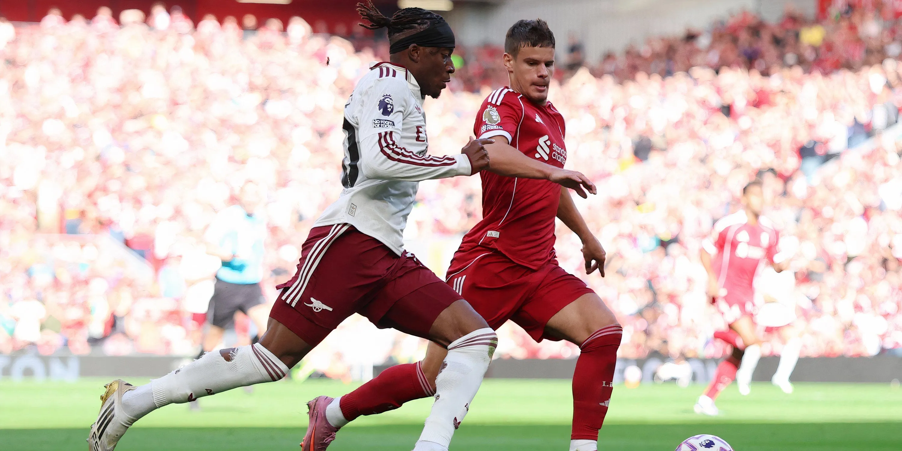 Noni Madueke trong trận đấu với Liverpool tại Anfield.