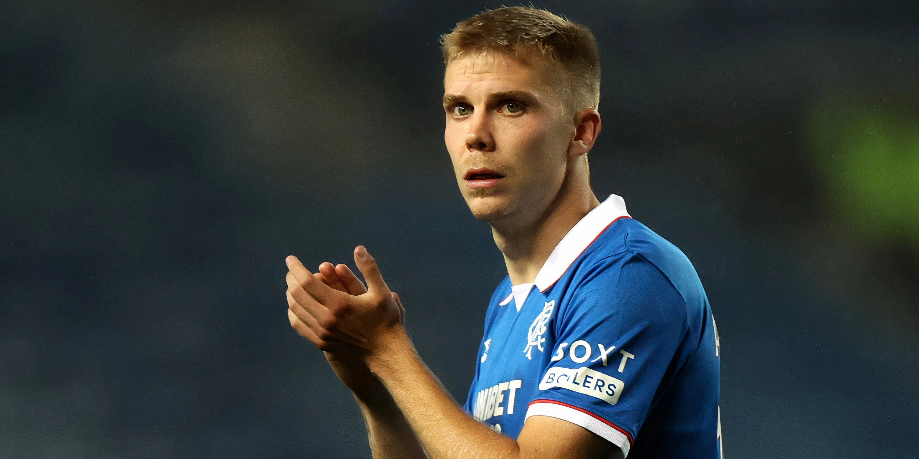 Oliver Antman thi đấu cho Rangers trong trận đấu với Viktoria Plzen