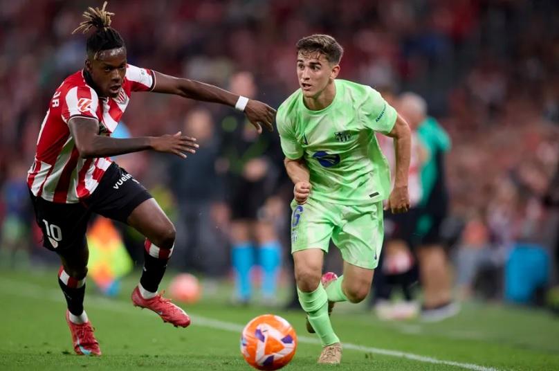 Hình ảnh một pha tranh chấp quyết liệt giữa cầu thủ Alavés và Rayo Vallecano, thể hiện tính chất máu lửa của trận đấu