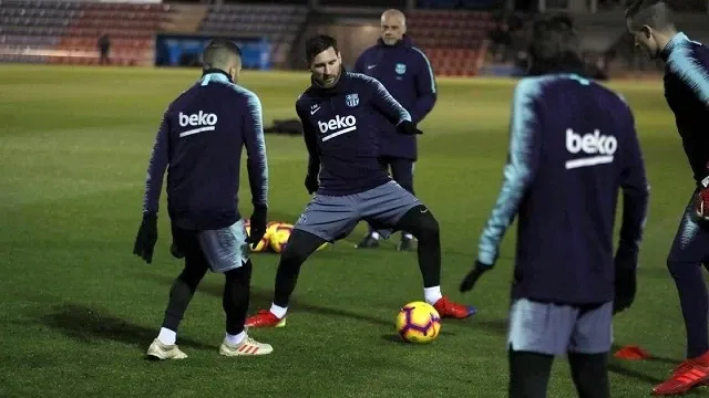 Huấn luyện viên Alavés đang phân tích chiến thuật trên bảng, chuẩn bị cho trận đấu với Barcelona