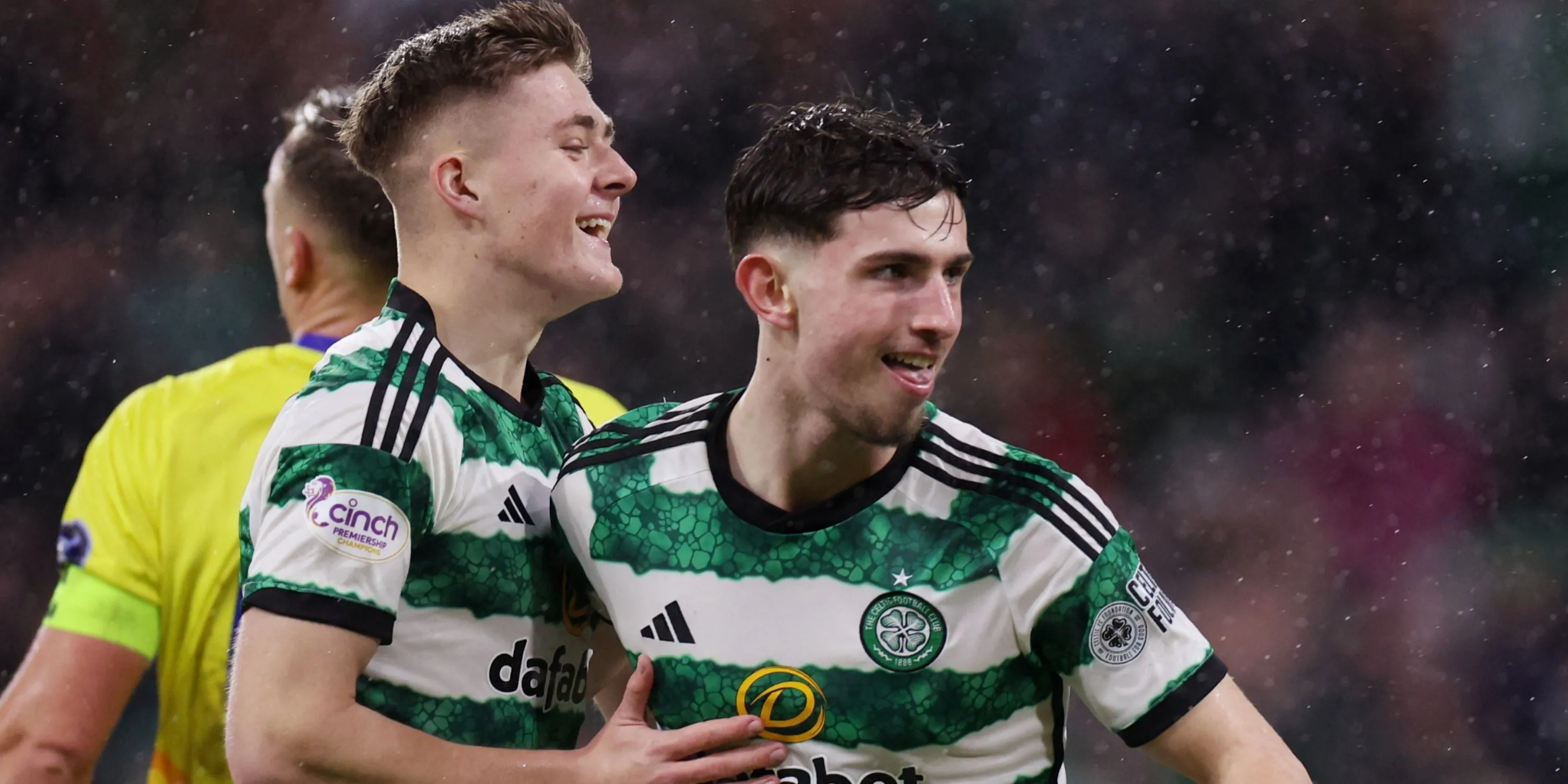 Rocco Vata và Daniel Kelly, hai tài năng trẻ của Celtic, trên sân tập
