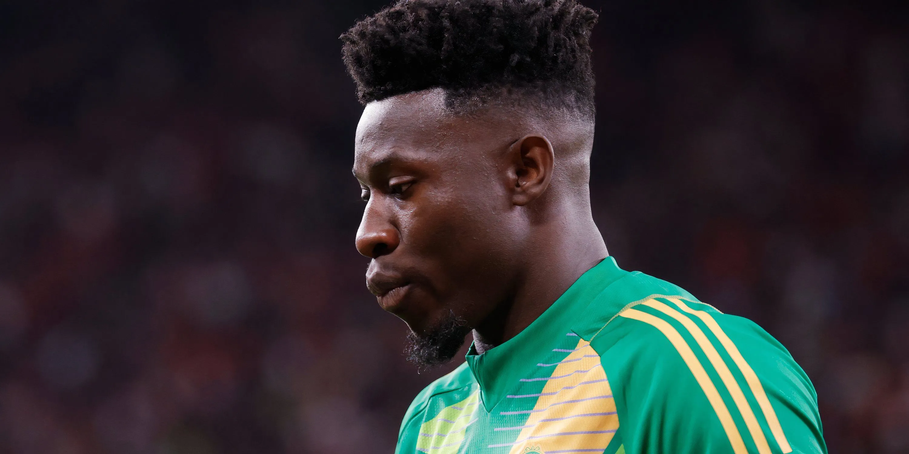 Thủ môn Andre Onana của Manchester United sau một tình huống cản phá.