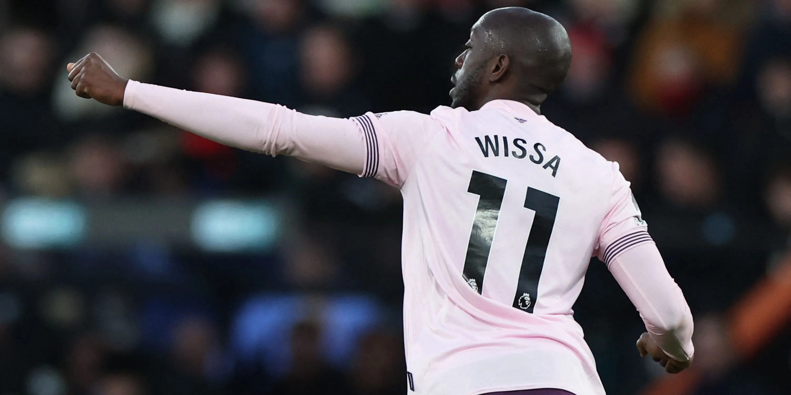 Yoane Wissa ăn mừng bàn thắng cho Brentford, thể hiện phong độ ghi bàn ấn tượng trước khi gia nhập Newcastle.