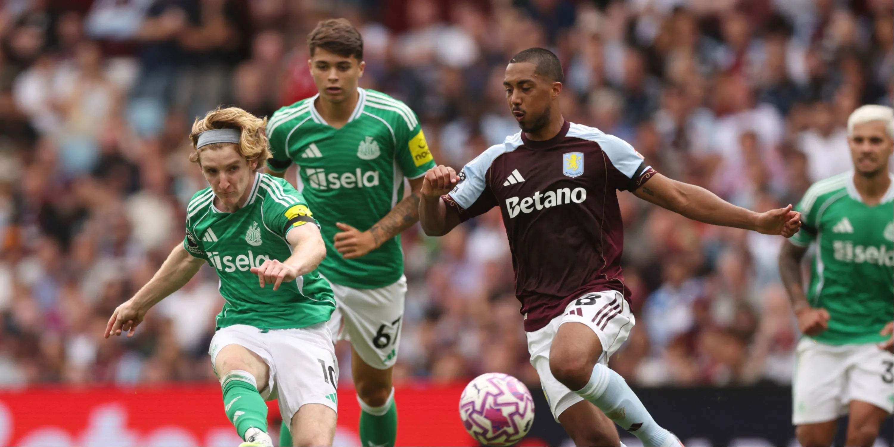 Youri Tielemans của Aston Villa đối đầu Anthony Gordon của Newcastle trong trận mở màn Premier League mùa 2025/26 đầy căng thẳng