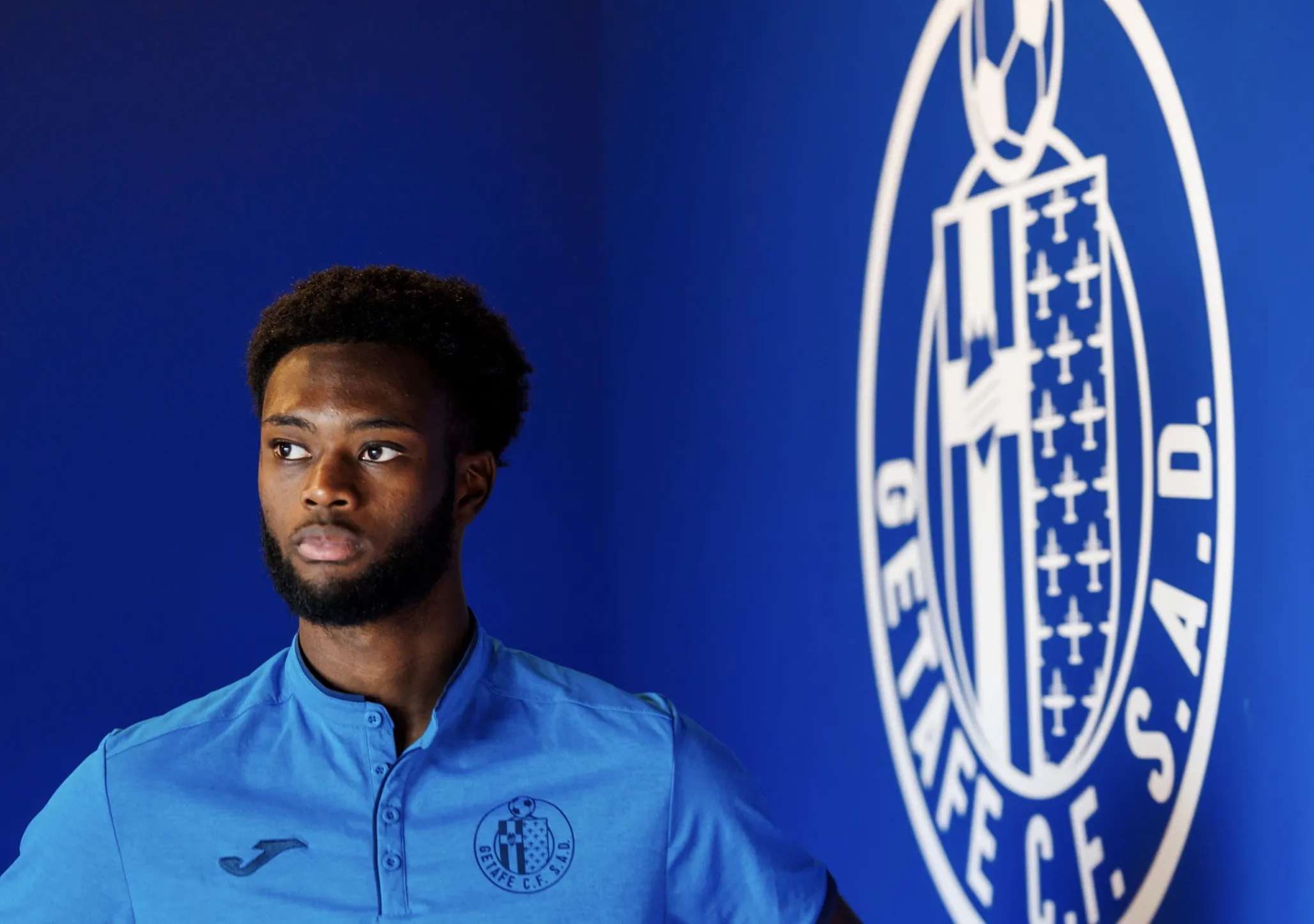 Abu Kamara trên đường từ Hull City đến Getafe trước trận gặp Real Madrid