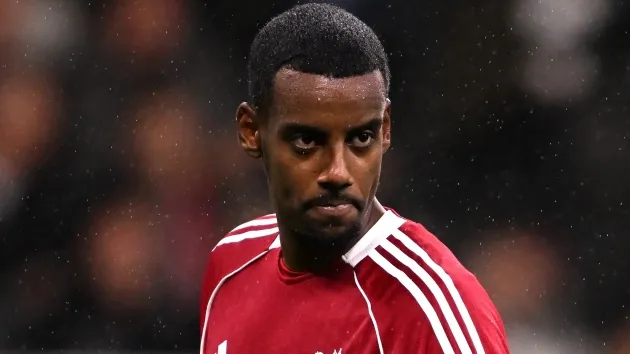 Alexander Isak tập tễnh rời sân, khả năng ra sân cho Brentford bị bỏ ngỏ