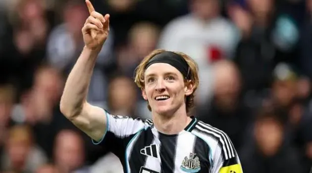 Anthony Gordon ăn mừng bàn thắng ở Champions League, biểu tượng của sự tự tin tỏa sáng ở đấu trường châu Âu.