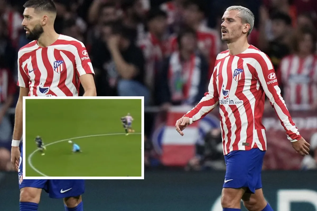 Antoine Griezmann gây dừng trận và trọng tài thực hiện drop ball ở Champions League 2022/23