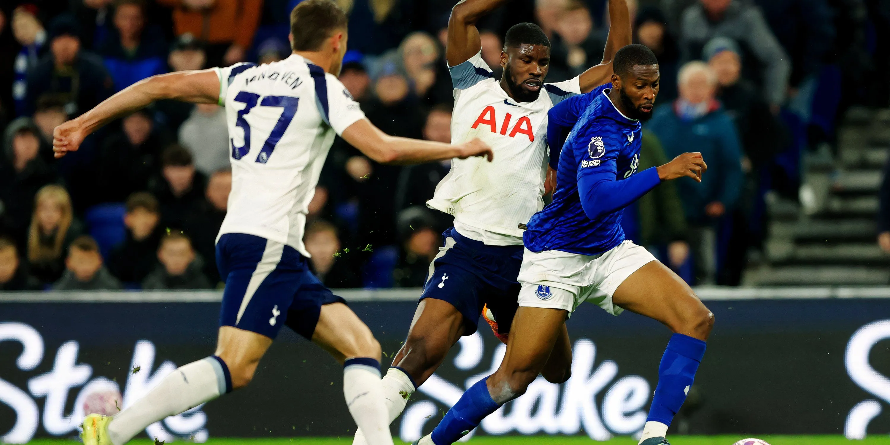 Beto trong màu áo Everton, áp lực từ khán đài và hàng thủ Spurs